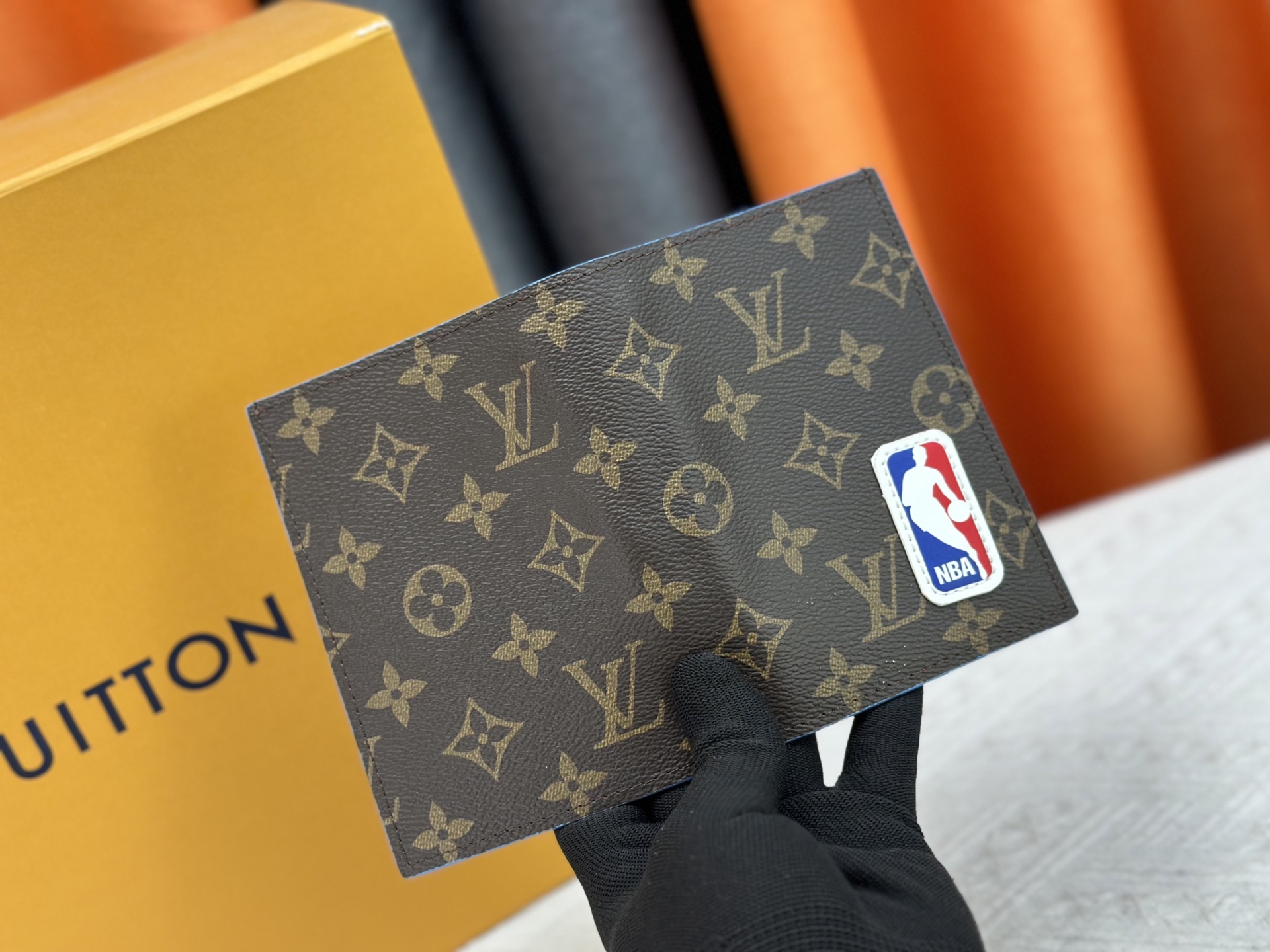 P180 M64502パスポートケース - 高級粒纹小牛皮内衬と多機能収納