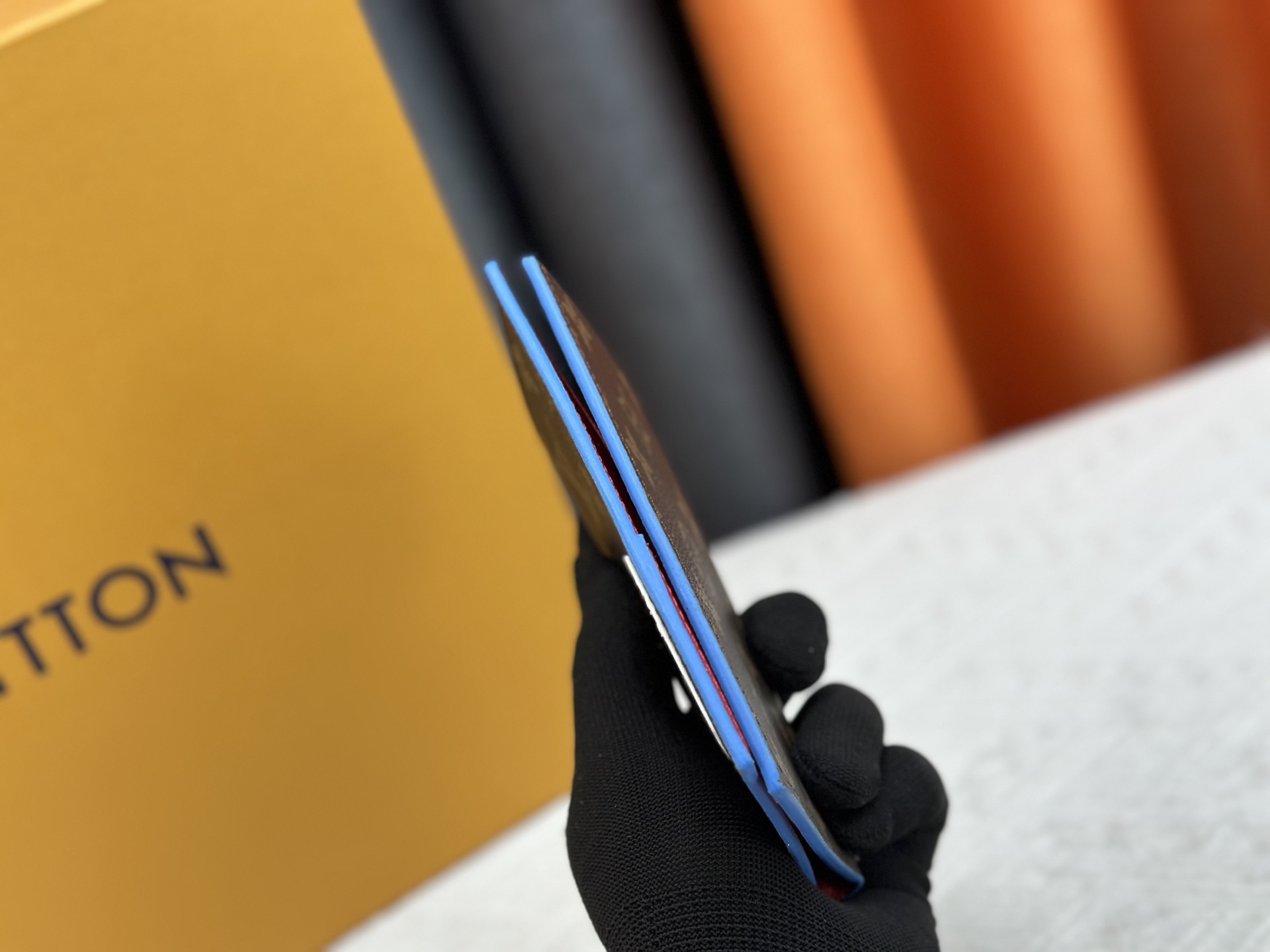 P180 M64502パスポートケース - 高級粒纹小牛皮内衬と多機能収納