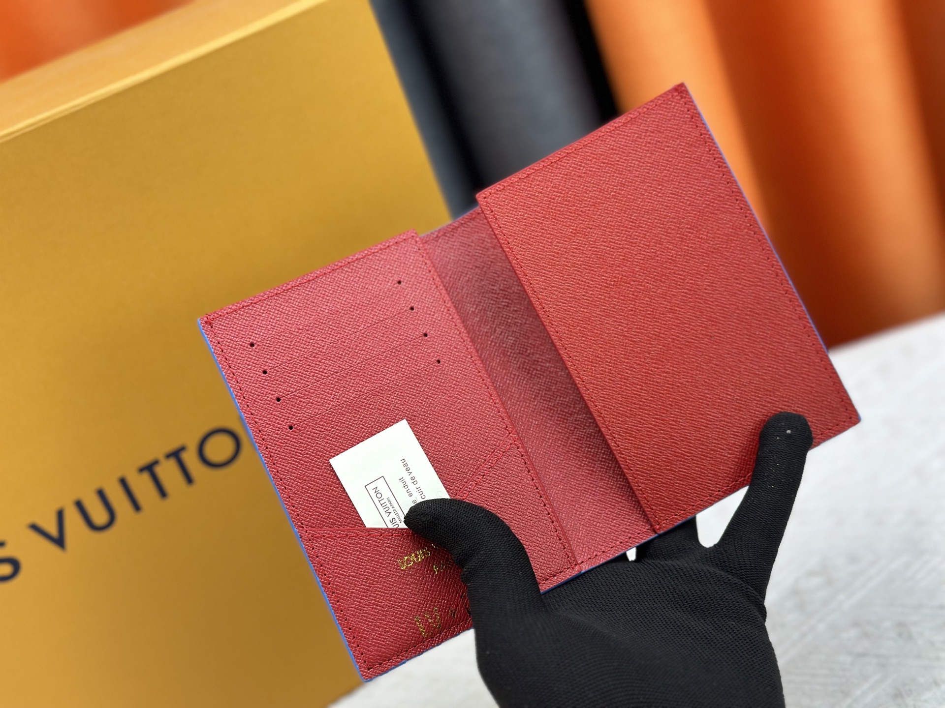 P180 M64502パスポートケース - 高級粒纹小牛皮内衬と多機能収納