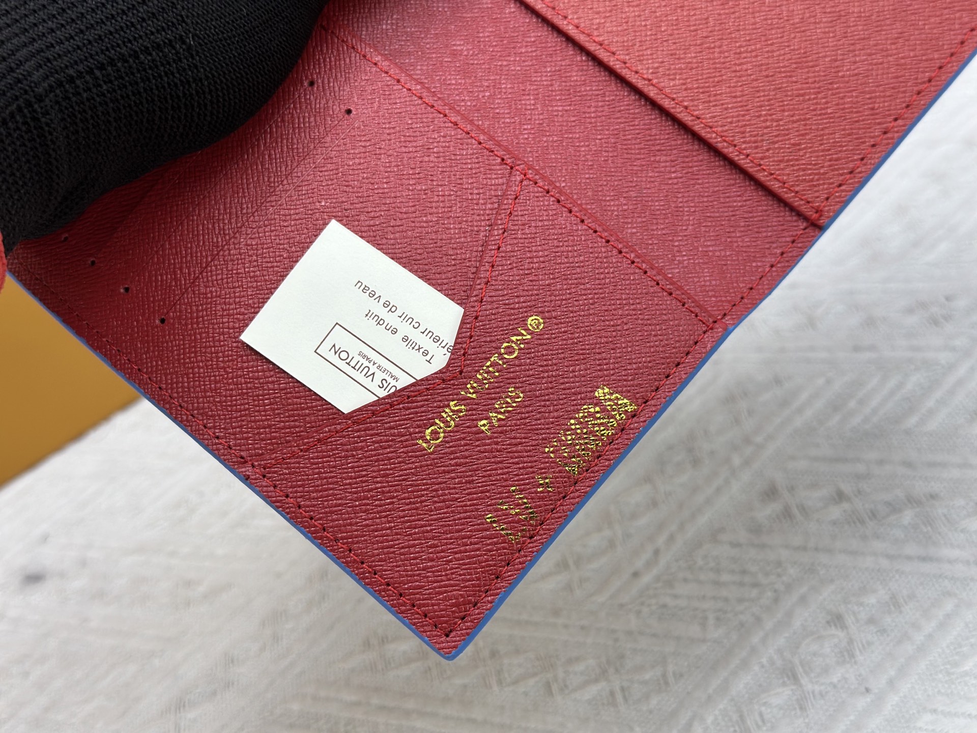 P180 M64502パスポートケース - 高級粒纹小牛皮内衬と多機能収納