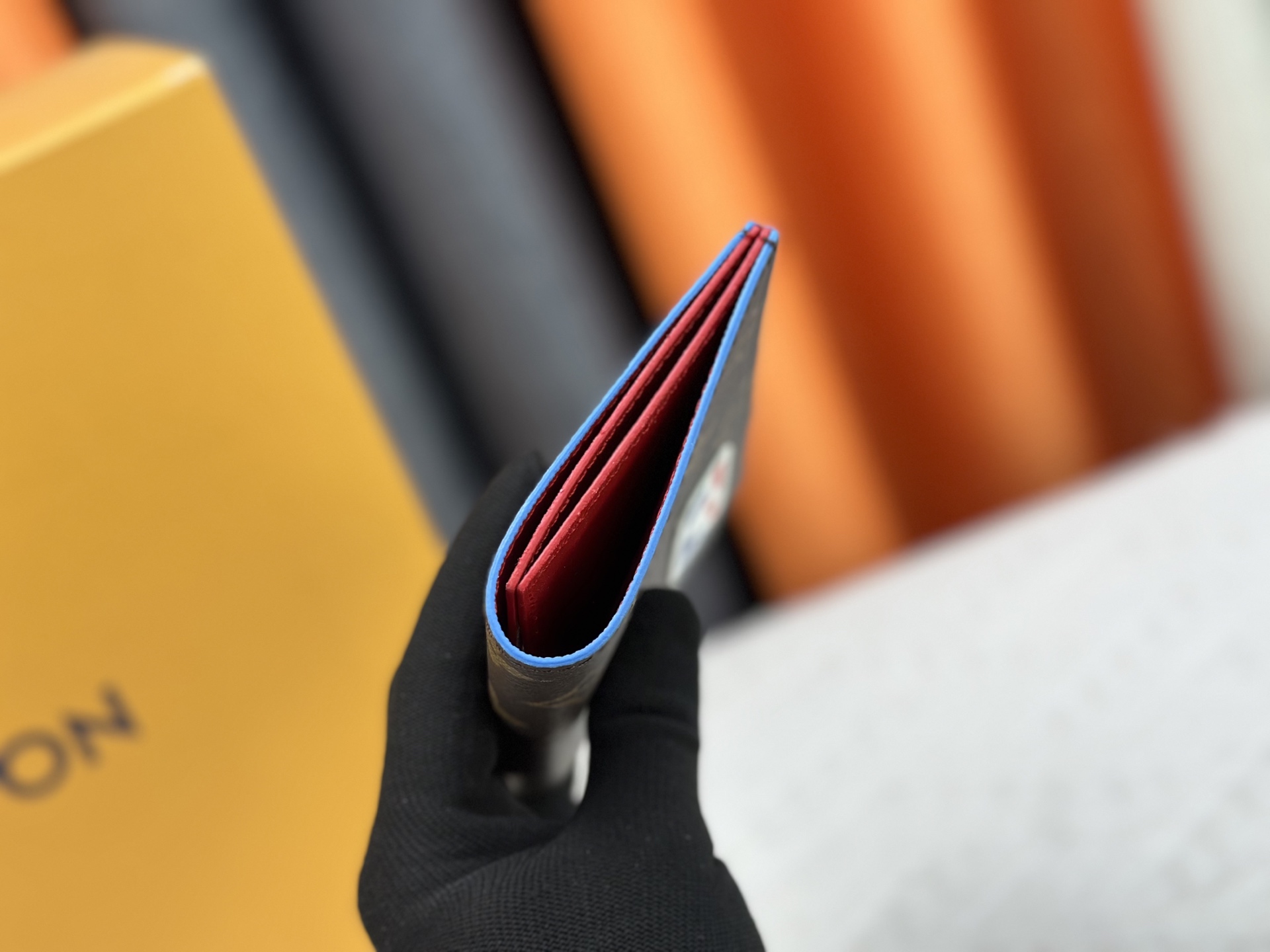 P180 M64502パスポートケース - 高級粒纹小牛皮内衬と多機能収納