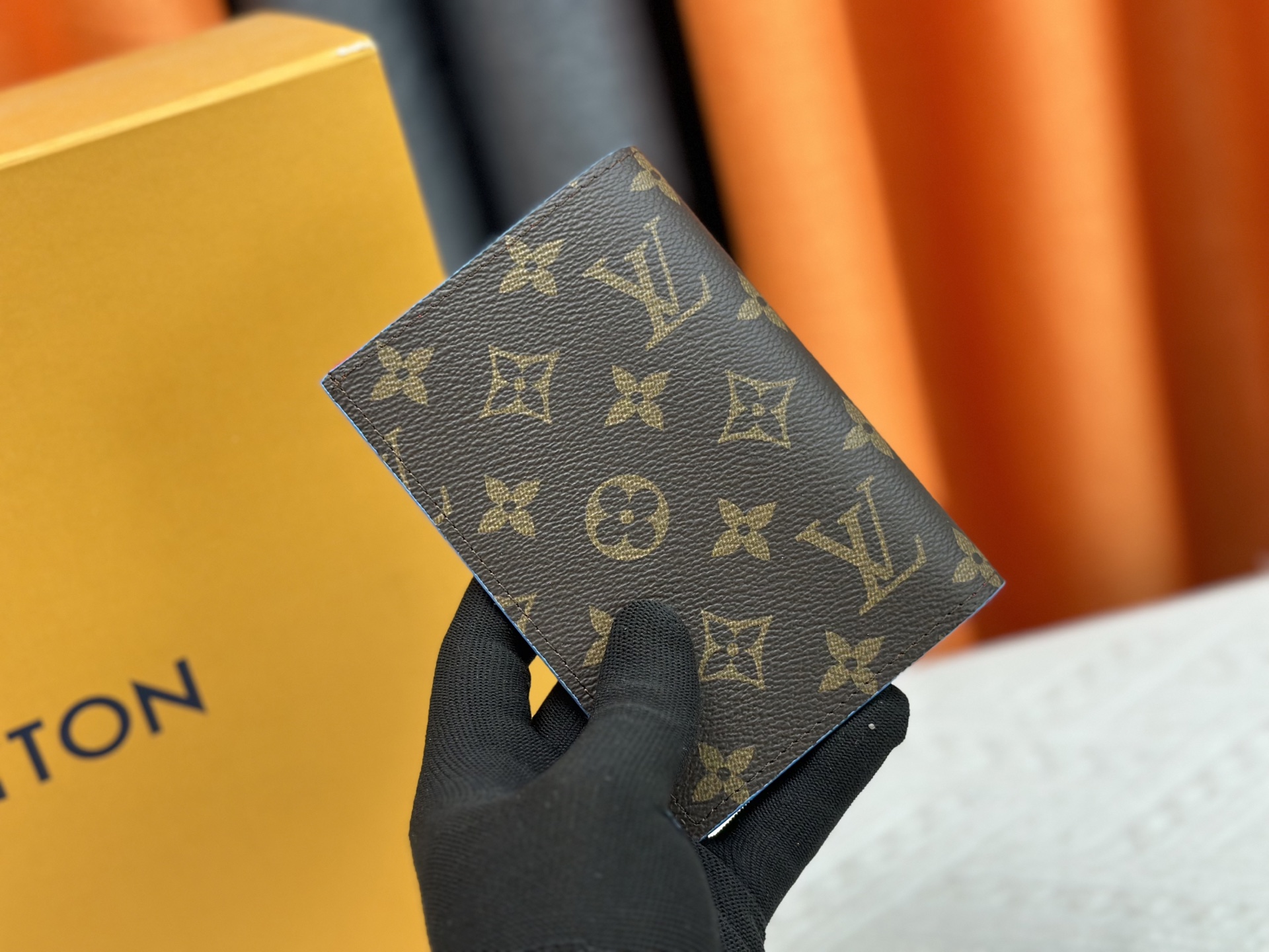 P180 M64502パスポートケース - 高級粒纹小牛皮内衬と多機能収納