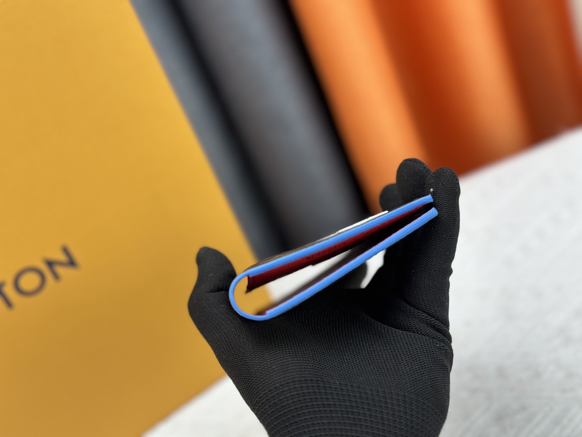 P180 M64502パスポートケース - 高級粒纹小牛皮内衬と多機能収納