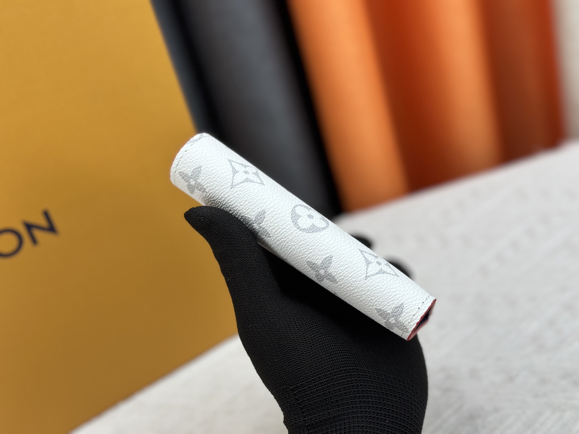 P180 M64502パスポートケース - 贅沢な牛革と多機能デザイン