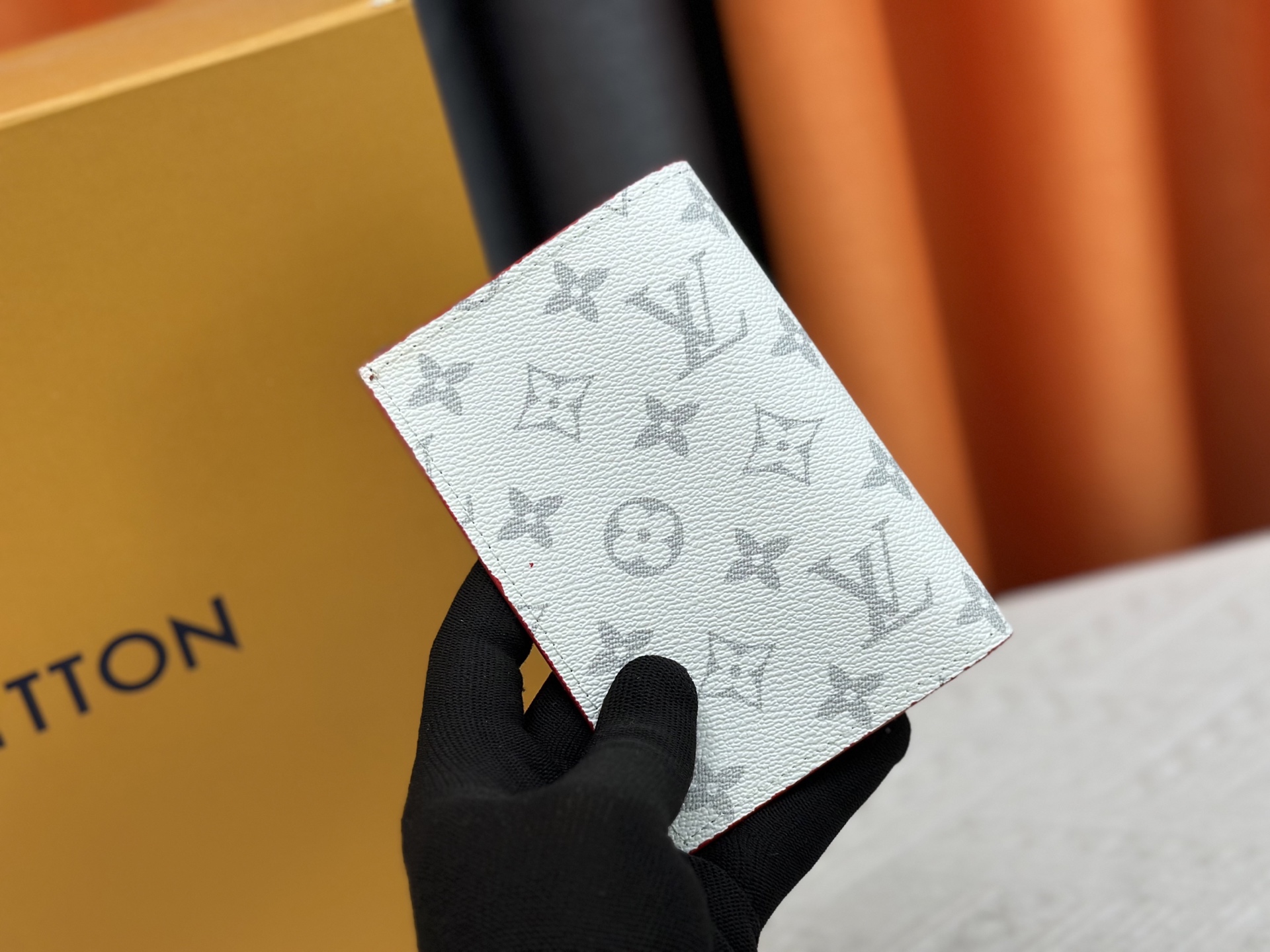 P180 M64502パスポートケース - 贅沢な牛革と多機能デザイン