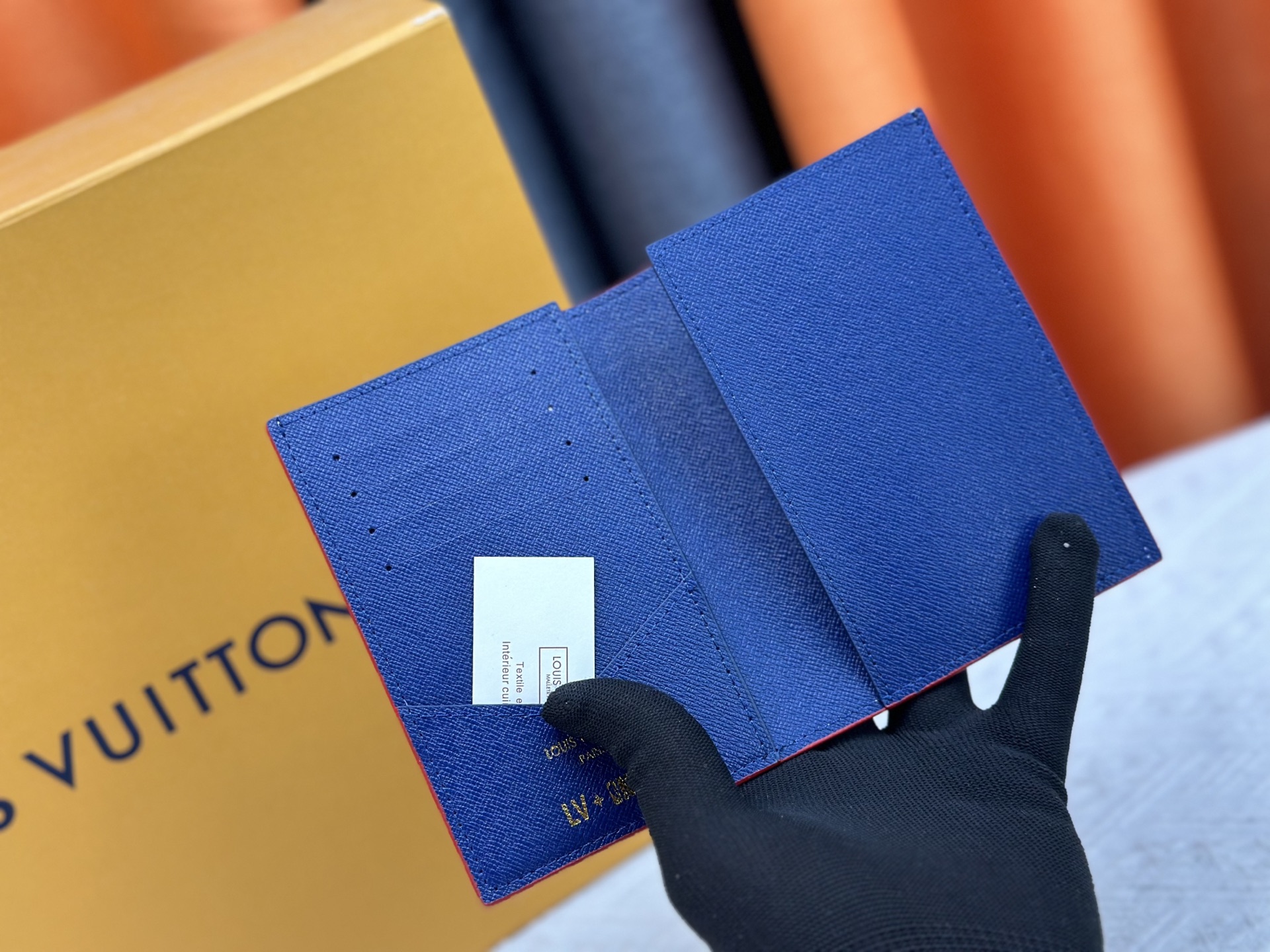 P180 M64502パスポートケース - 贅沢な牛革と多機能デザイン