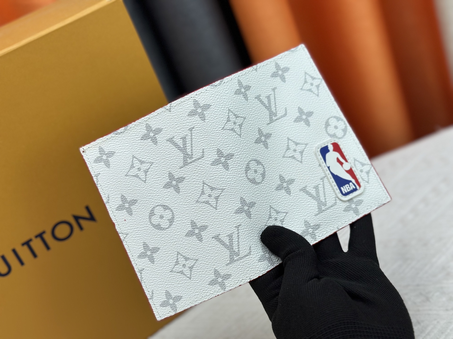 P180 M64502パスポートケース - 贅沢な牛革と多機能デザイン