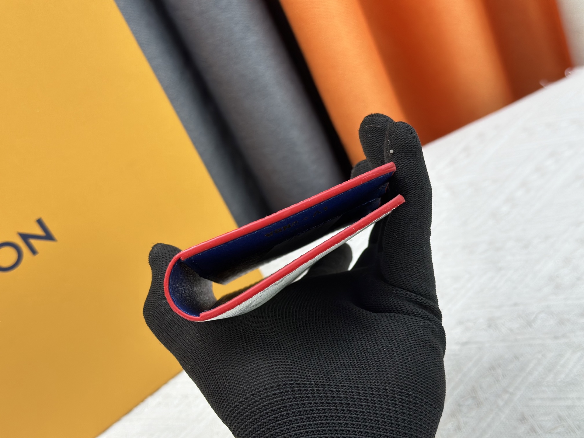 P180 M64502パスポートケース - 贅沢な牛革と多機能デザイン