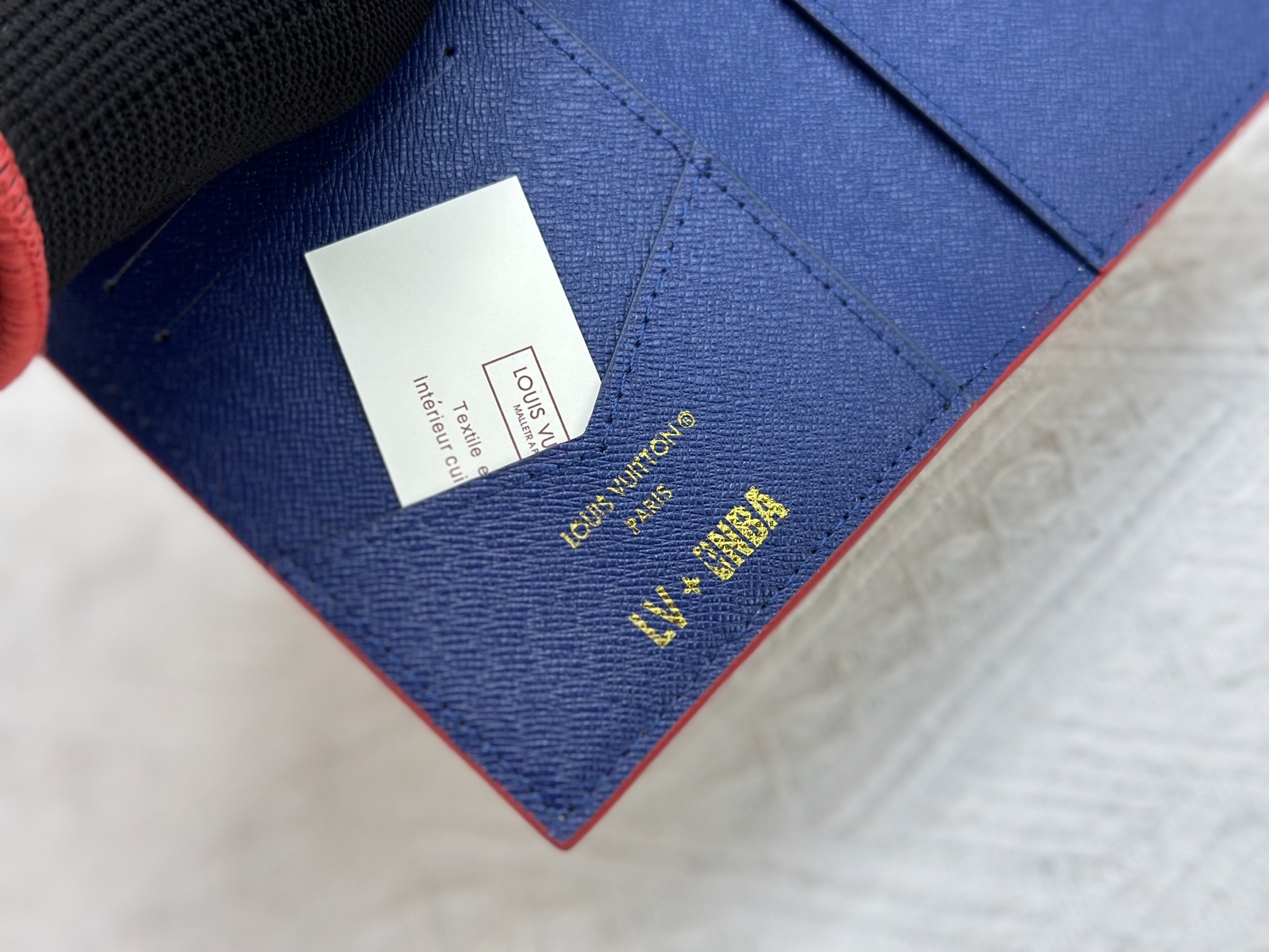 P180 M64502パスポートケース - 贅沢な牛革と多機能デザイン