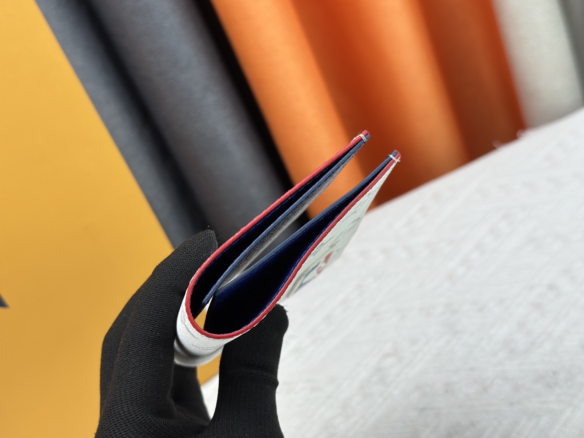 P180 M64502パスポートケース - 贅沢な牛革と多機能デザイン