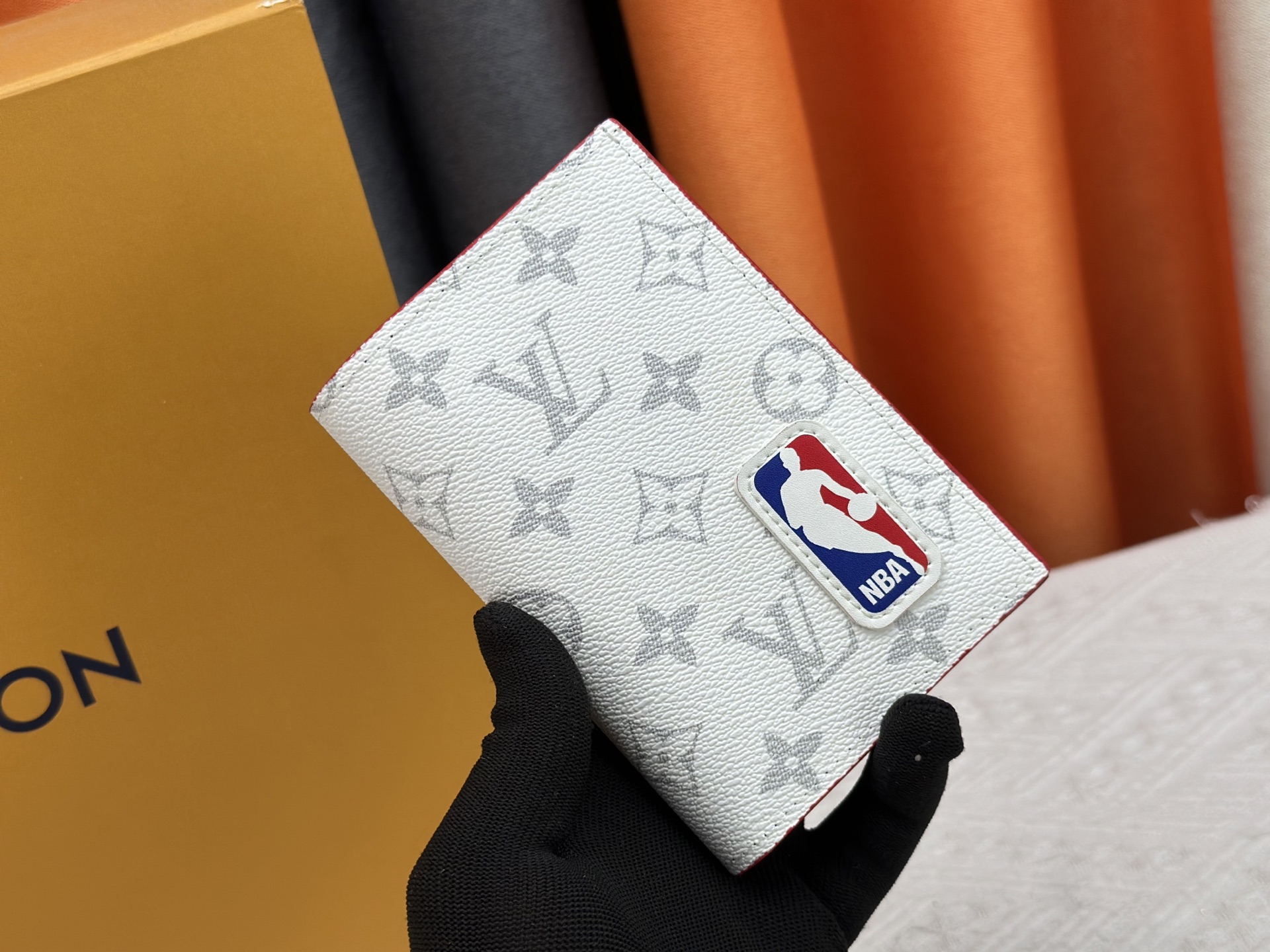 P180 M64502パスポートケース - 贅沢な牛革と多機能デザイン