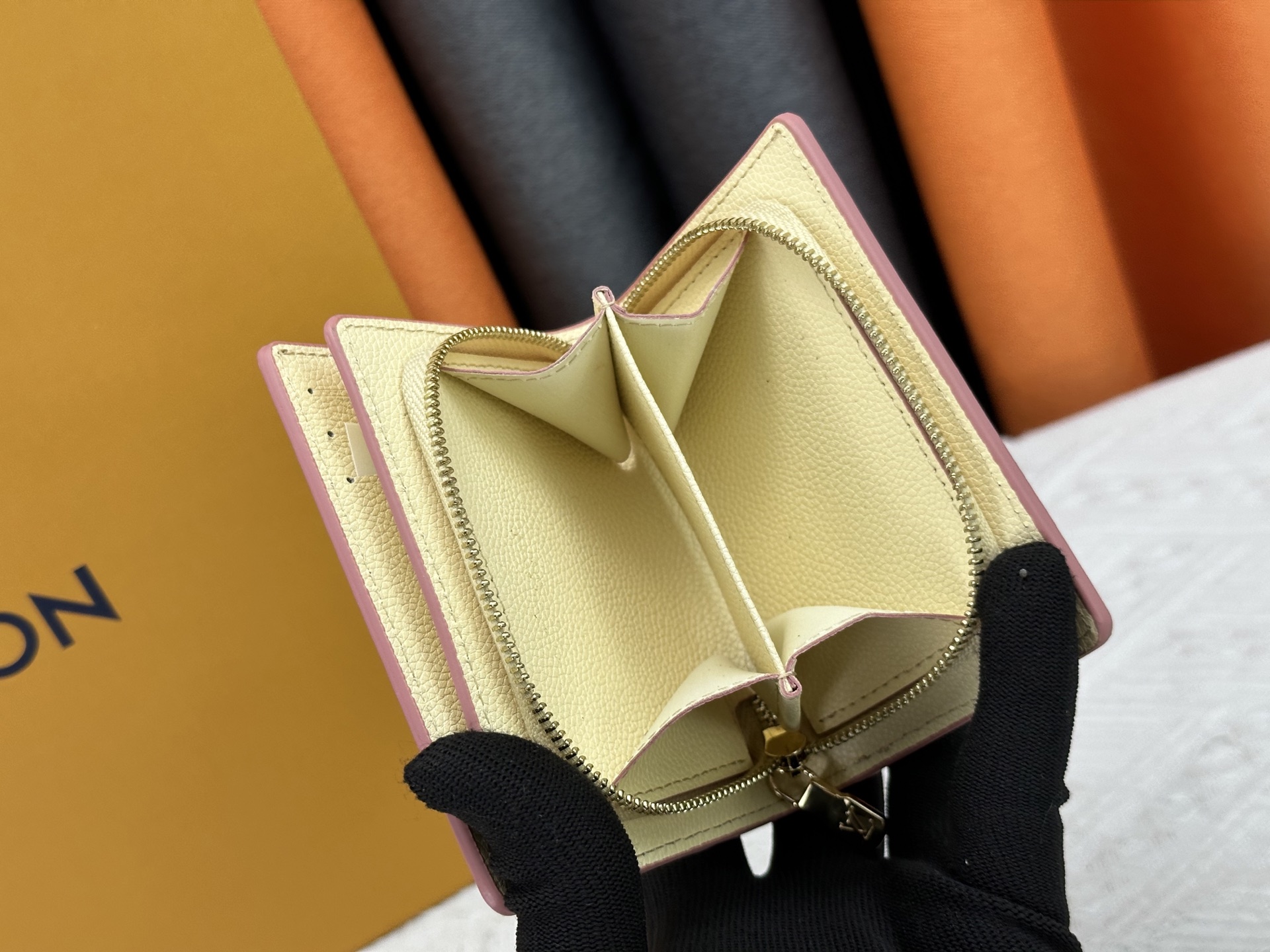 ルイ・ヴィトン Cléa 財布 Monogram Empreinte 柔らかいレザー製