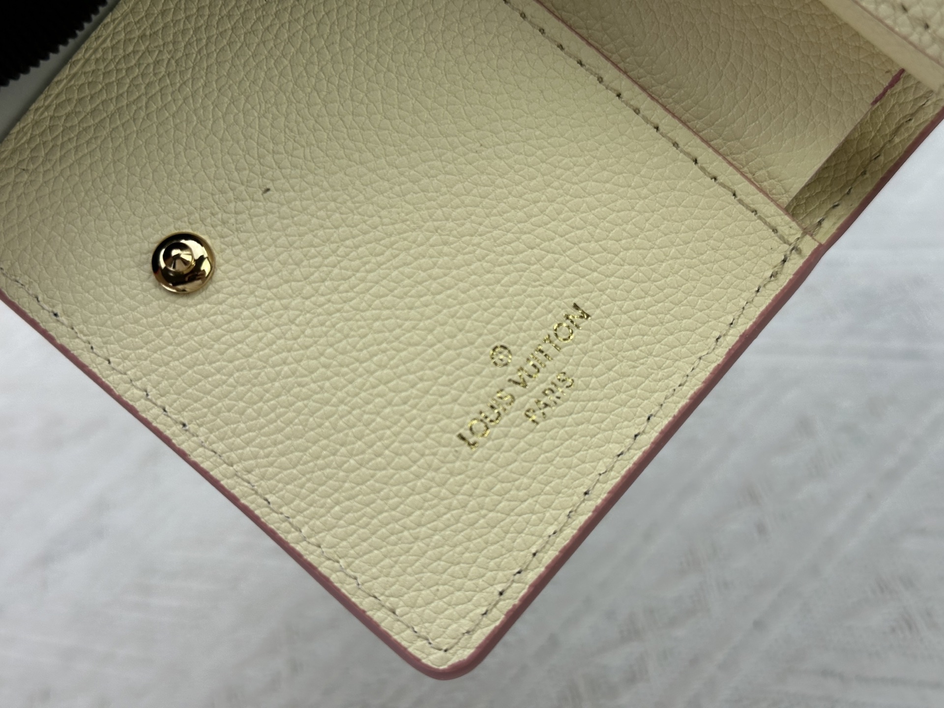 ルイ・ヴィトン Cléa 財布 Monogram Empreinte 柔らかいレザー製