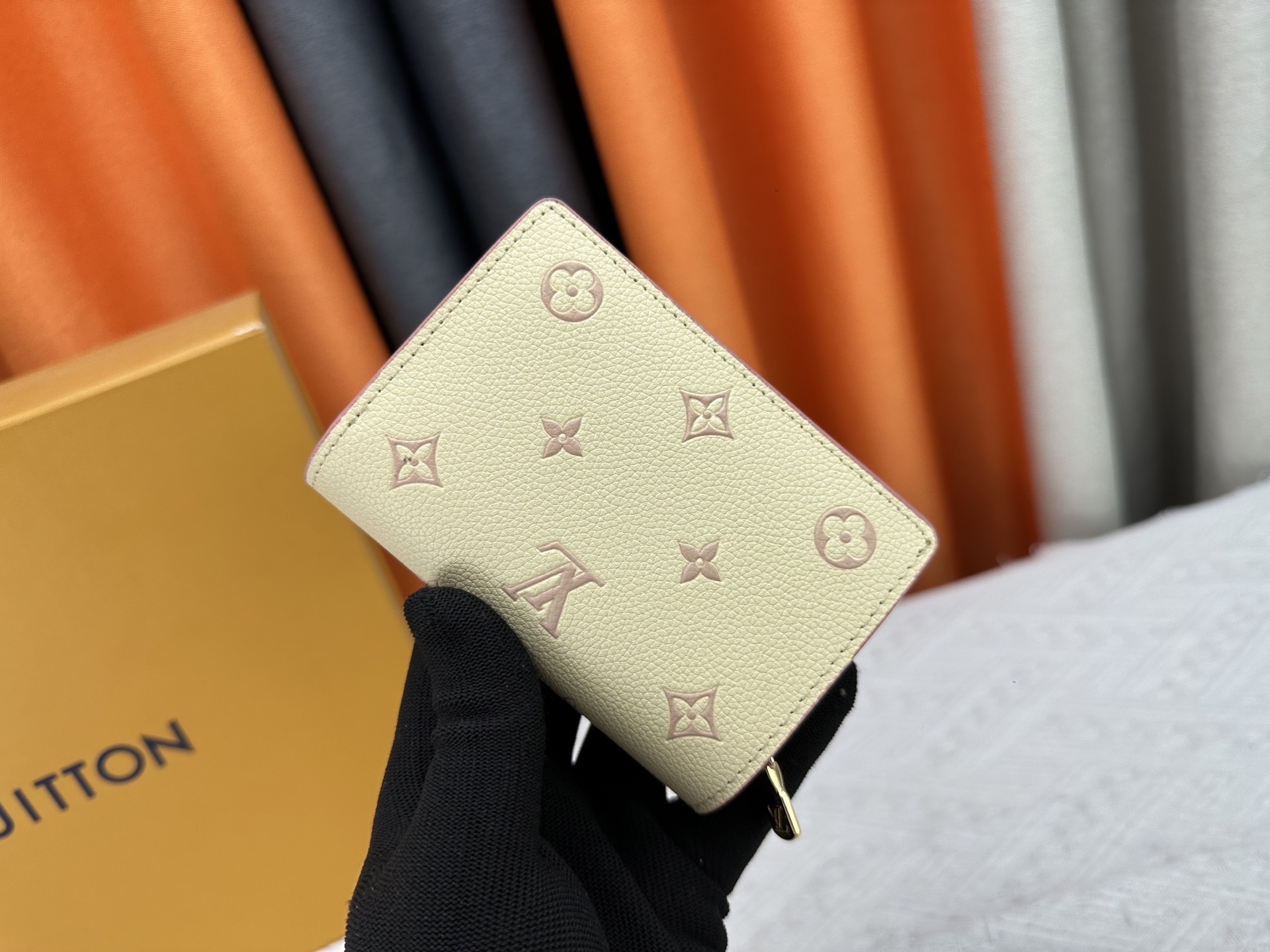 ルイ・ヴィトン Cléa 財布 Monogram Empreinte 柔らかいレザー製