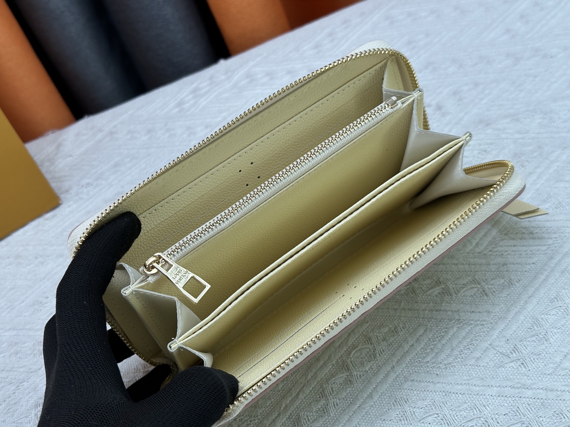 ルイ・ヴィトン Zippy ラウンドファスナー財布 Monogram Empreinte - 新機能追加のエレガントなデザイン