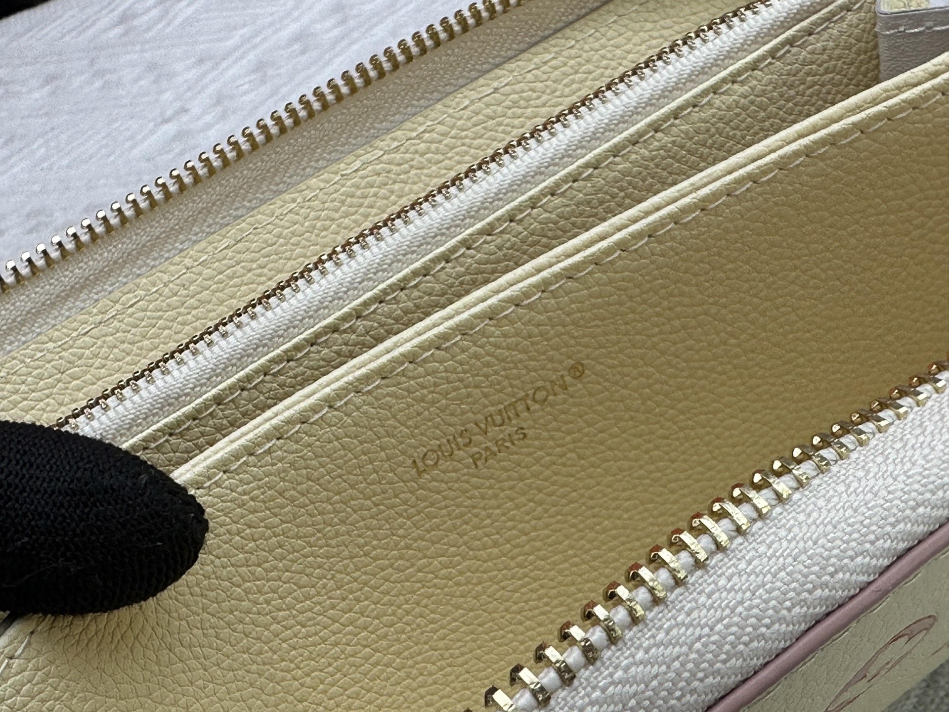 ルイ・ヴィトン Zippy ラウンドファスナー財布 Monogram Empreinte - 新機能追加のエレガントなデザイン