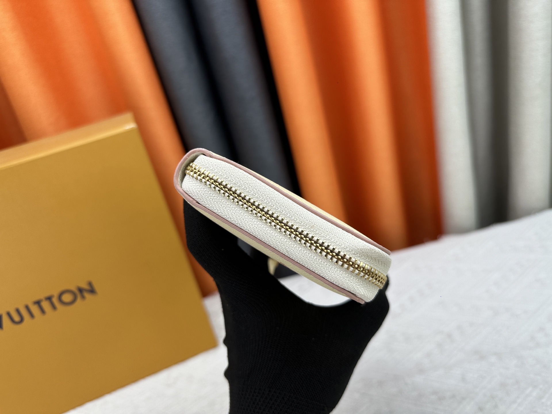 ルイ・ヴィトン Zippy ラウンドファスナー財布 Monogram Empreinte - 新機能追加のエレガントなデザイン