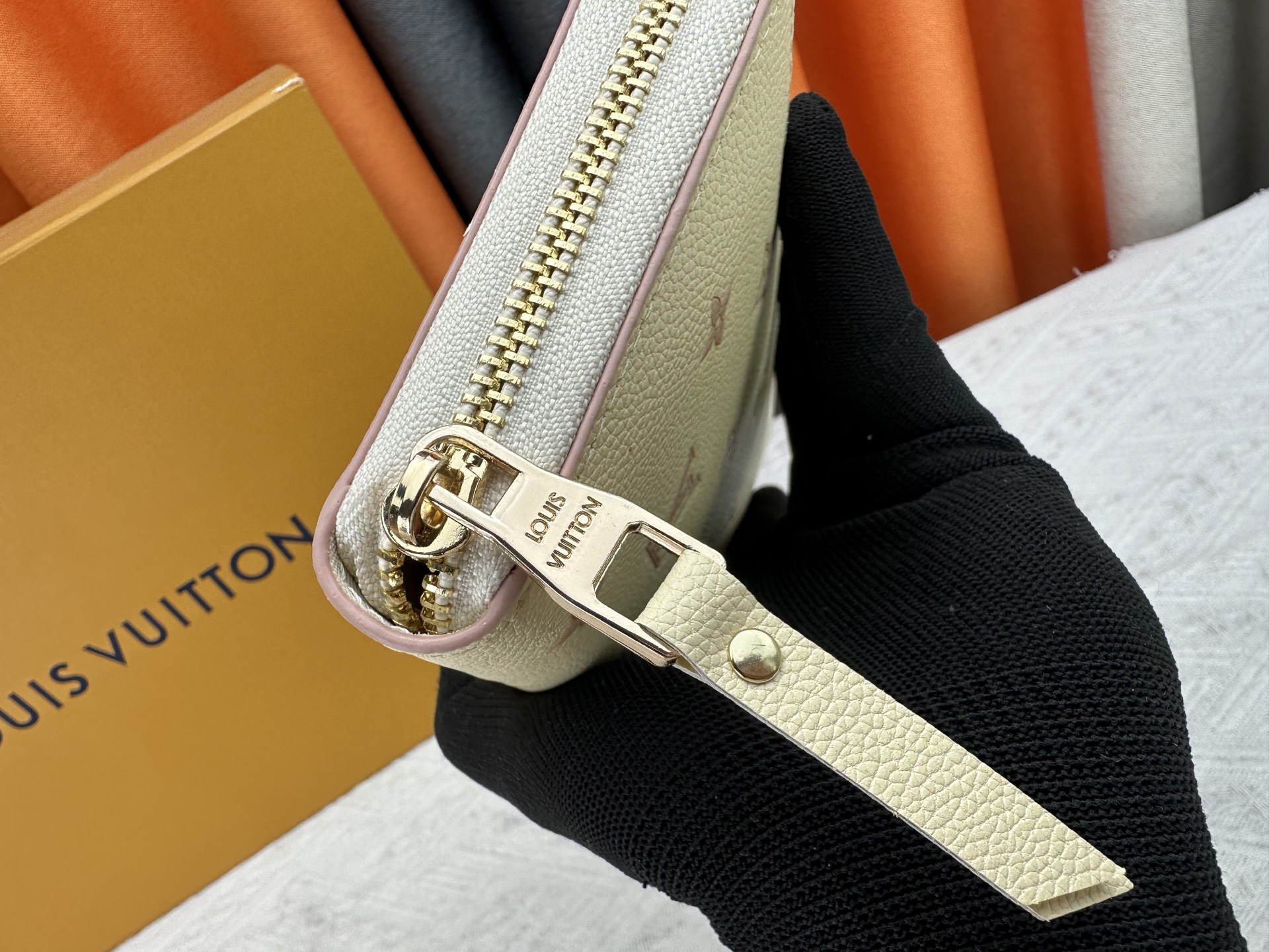 ルイ・ヴィトン Zippy ラウンドファスナー財布 Monogram Empreinte - 新機能追加のエレガントなデザイン