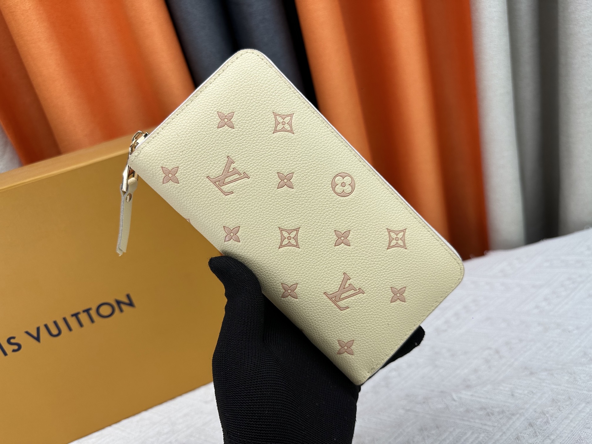 ルイ・ヴィトン Zippy ラウンドファスナー財布 Monogram Empreinte - 新機能追加のエレガントなデザイン