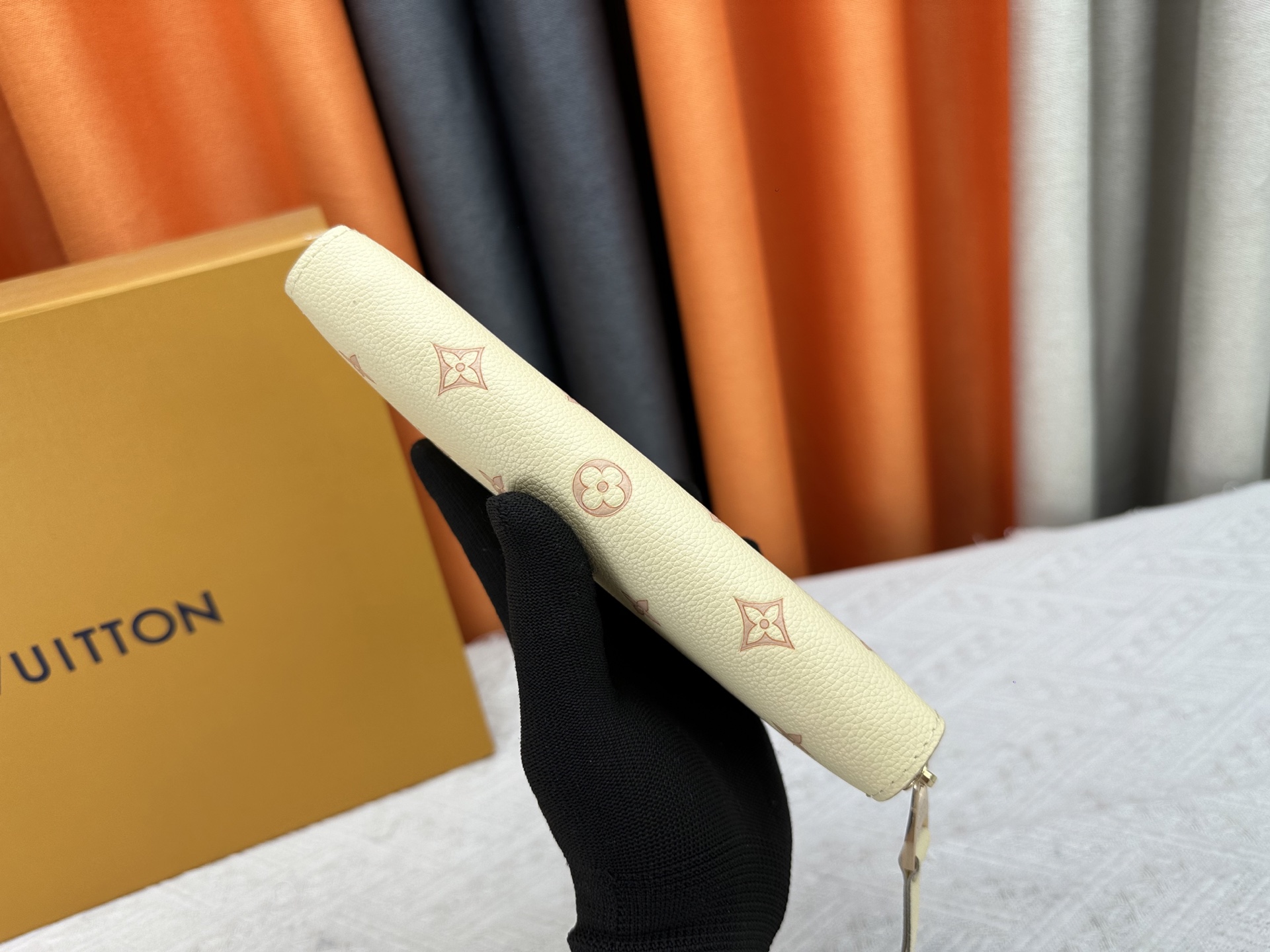 ルイ・ヴィトン Zippy ラウンドファスナー財布 Monogram Empreinte - 新機能追加のエレガントなデザイン