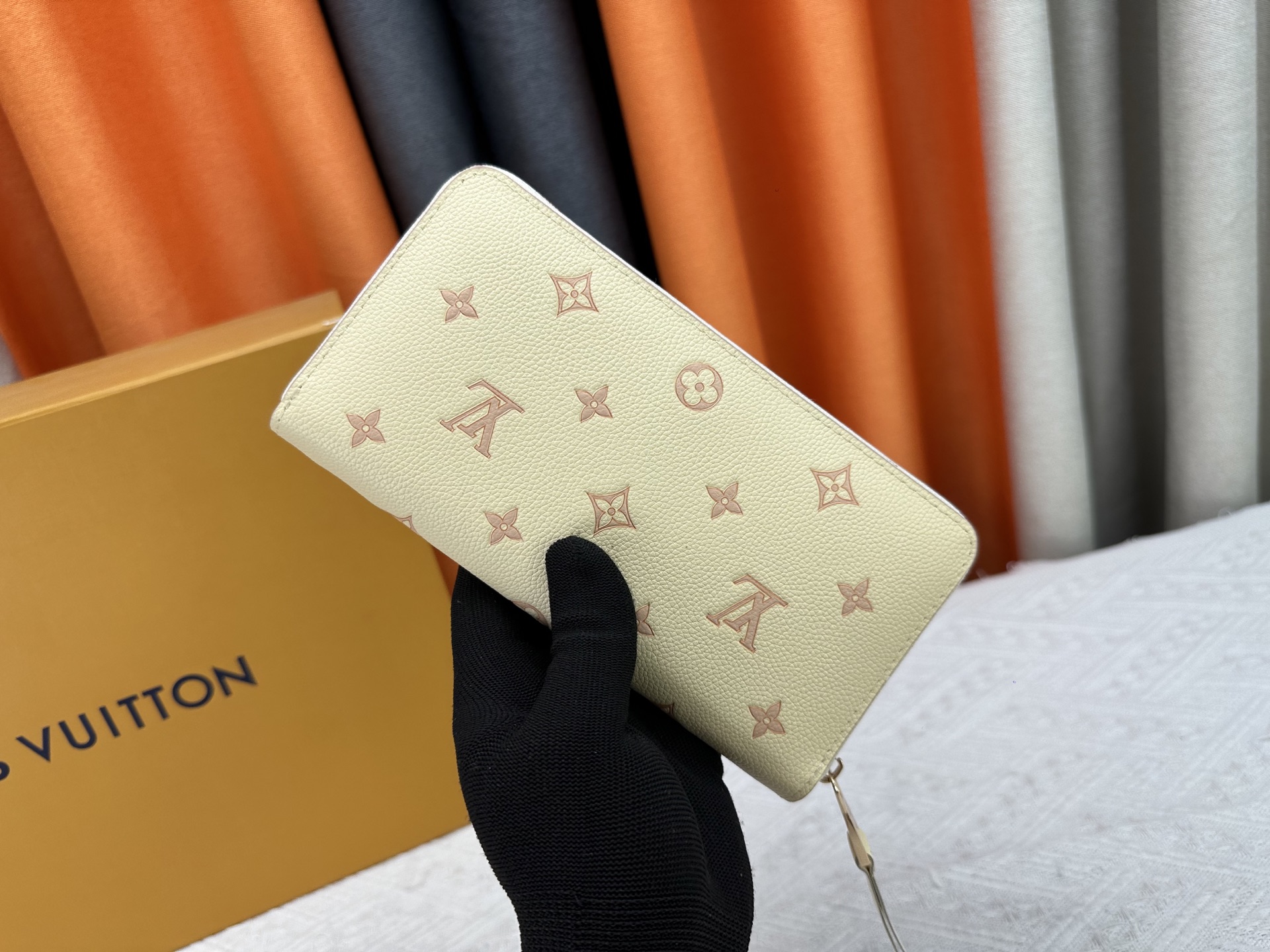 ルイ・ヴィトン Zippy ラウンドファスナー財布 Monogram Empreinte - 新機能追加のエレガントなデザイン