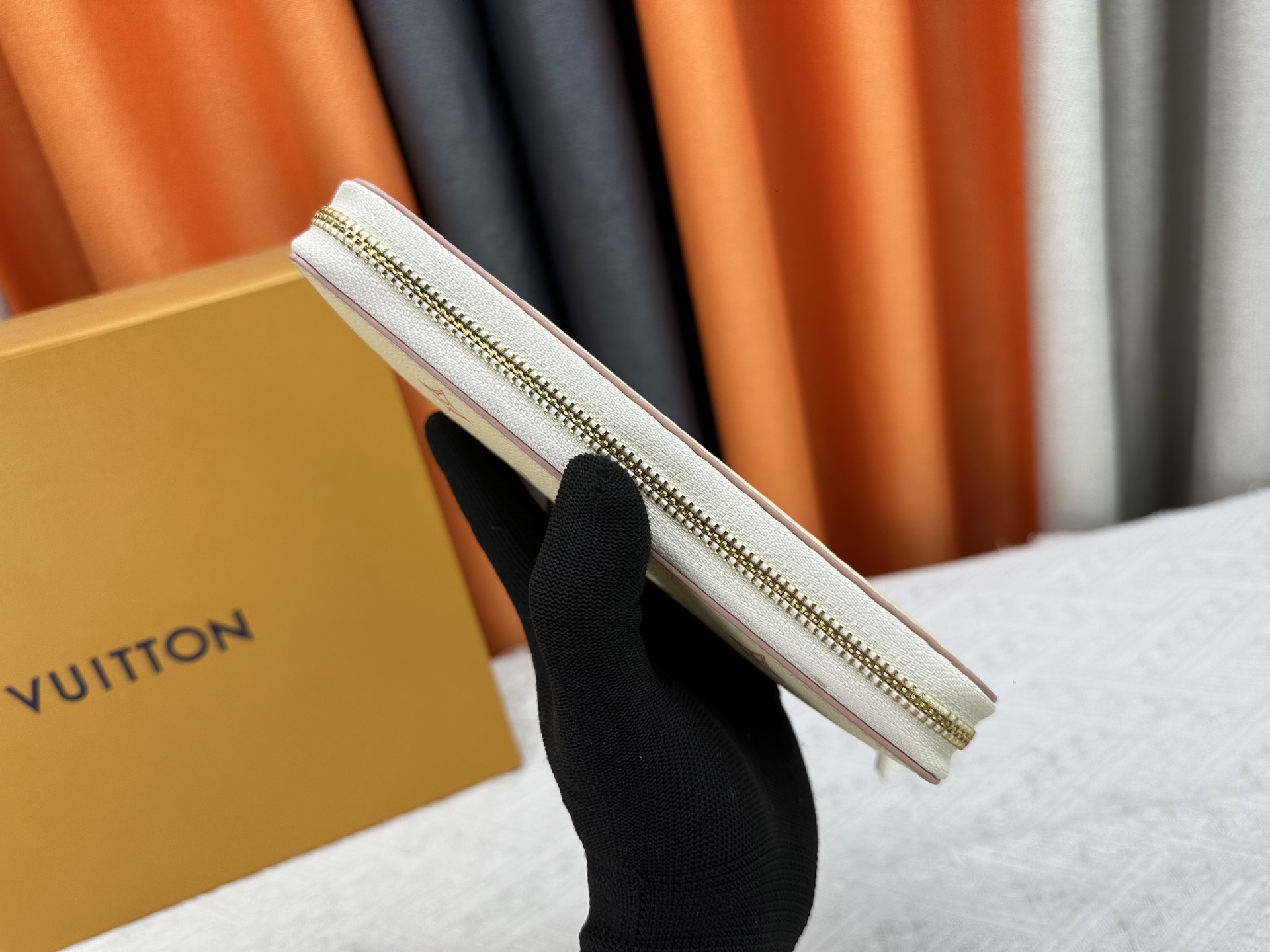 ルイ・ヴィトン Zippy ラウンドファスナー財布 Monogram Empreinte - 新機能追加のエレガントなデザイン