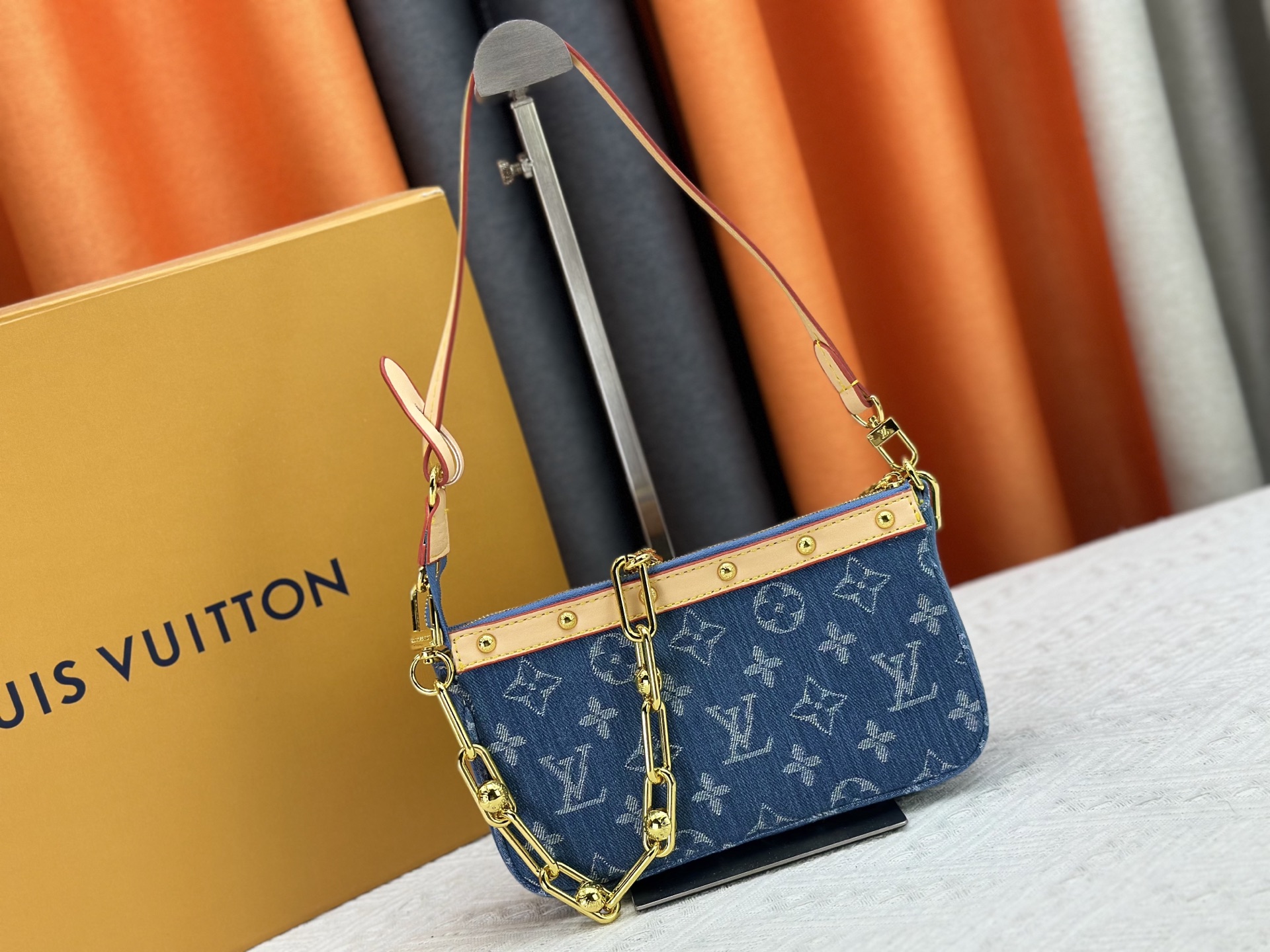 P165 M13404 丹宁牛仔本款 Pochette Accessoires 手袋取材涂层帆布，以缤纷 Monogram
图案演绎路易威登×村上隆跨界合作系列的灵动格调。牛皮革饰边和
耀目金属件点睛考究细节，可拆卸肩带和链条实现灵活背携。尺寸：22x13x4cm 
