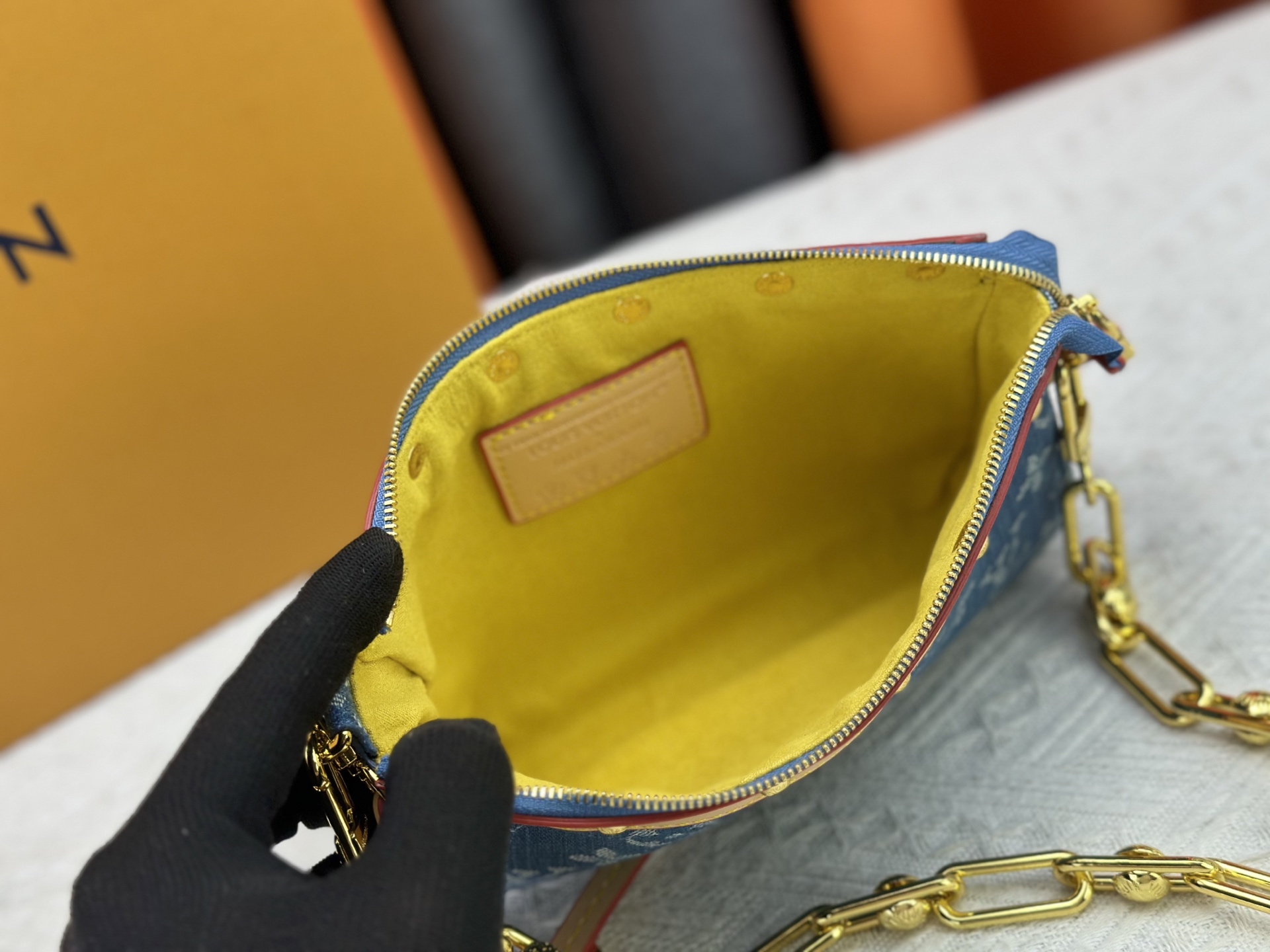 P165 M13404 丹宁牛仔本款 Pochette Accessoires 手袋取材涂层帆布，以缤纷 Monogram
图案演绎路易威登×村上隆跨界合作系列的灵动格调。牛皮革饰边和
耀目金属件点睛考究细节，可拆卸肩带和链条实现灵活背携。尺寸：22x13x4cm 
