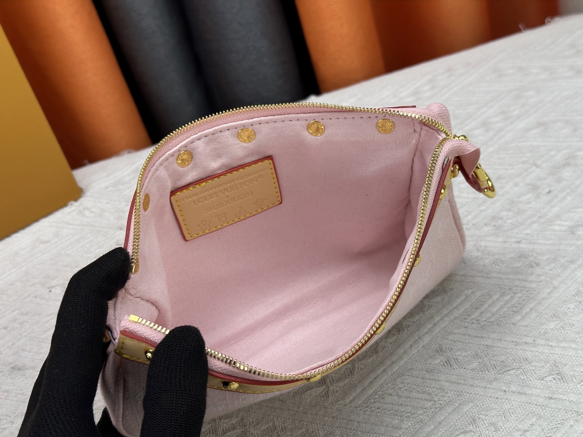 P165 M13404 丹宁牛仔本款 Pochette Accessoires 手袋取材涂层帆布，以缤纷 Monogram
图案演绎路易威登×村上隆跨界合作系列的灵动格调。牛皮革饰边和
耀目金属件点睛考究细节，可拆卸肩带和链条实现灵活背携。尺寸：22x13x4cm 