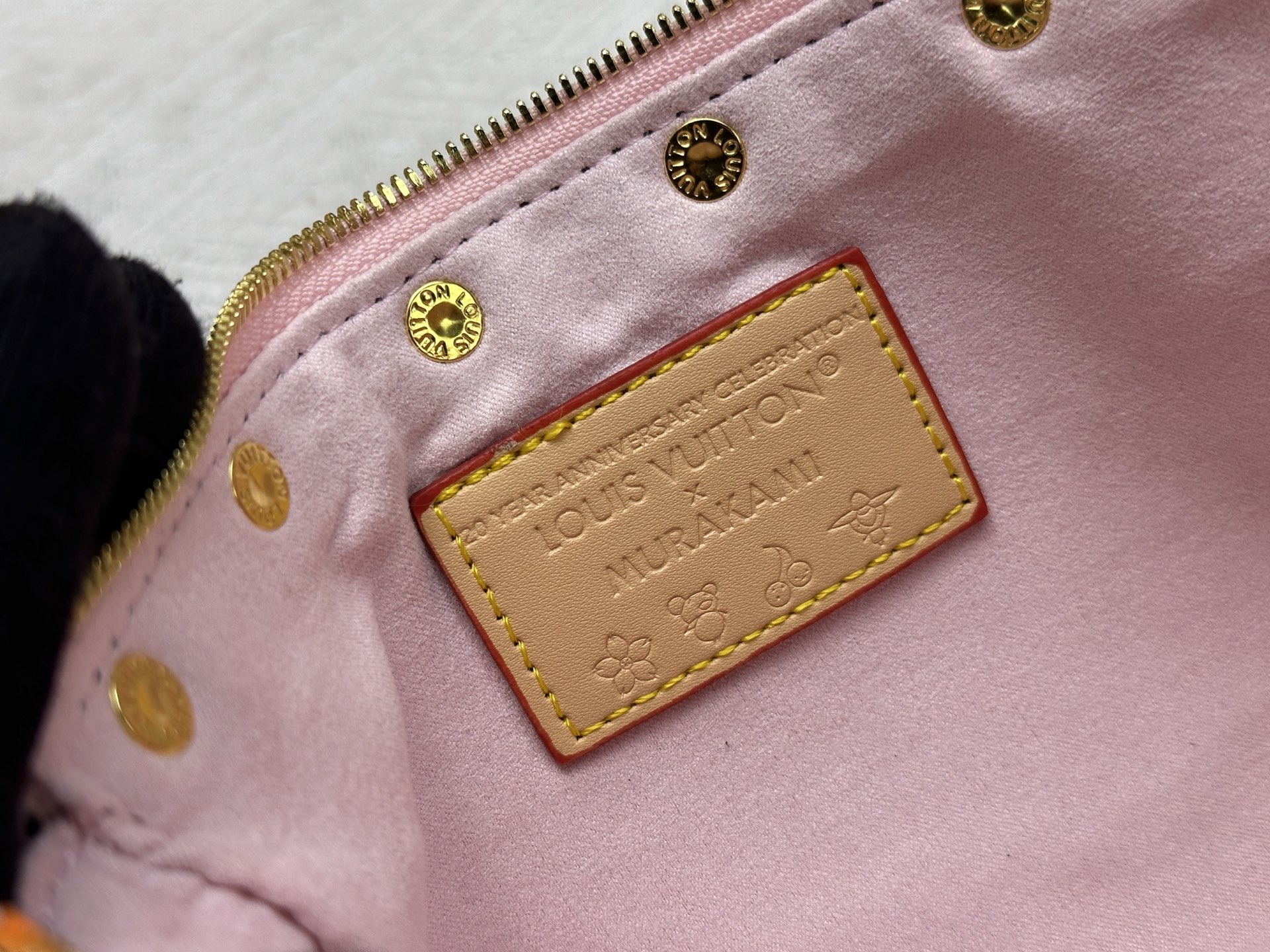P165 M13404 丹宁牛仔本款 Pochette Accessoires 手袋取材涂层帆布，以缤纷 Monogram
图案演绎路易威登×村上隆跨界合作系列的灵动格调。牛皮革饰边和
耀目金属件点睛考究细节，可拆卸肩带和链条实现灵活背携。尺寸：22x13x4cm 