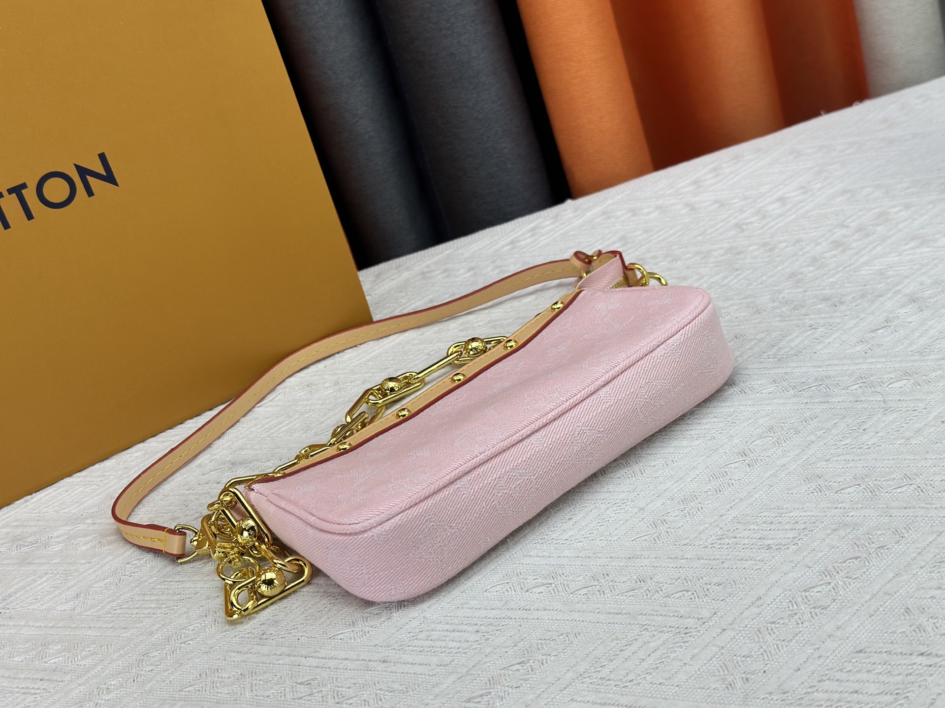 P165 M13404 丹宁牛仔本款 Pochette Accessoires 手袋取材涂层帆布，以缤纷 Monogram
图案演绎路易威登×村上隆跨界合作系列的灵动格调。牛皮革饰边和
耀目金属件点睛考究细节，可拆卸肩带和链条实现灵活背携。尺寸：22x13x4cm 