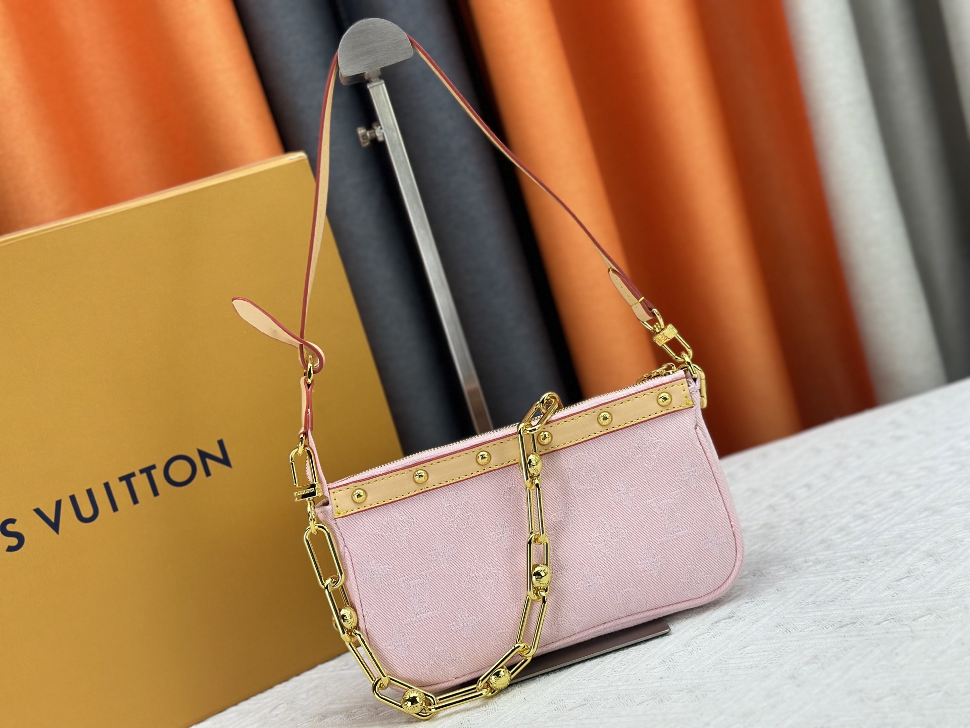P165 M13404 丹宁牛仔本款 Pochette Accessoires 手袋取材涂层帆布，以缤纷 Monogram
图案演绎路易威登×村上隆跨界合作系列的灵动格调。牛皮革饰边和
耀目金属件点睛考究细节，可拆卸肩带和链条实现灵活背携。尺寸：22x13x4cm 