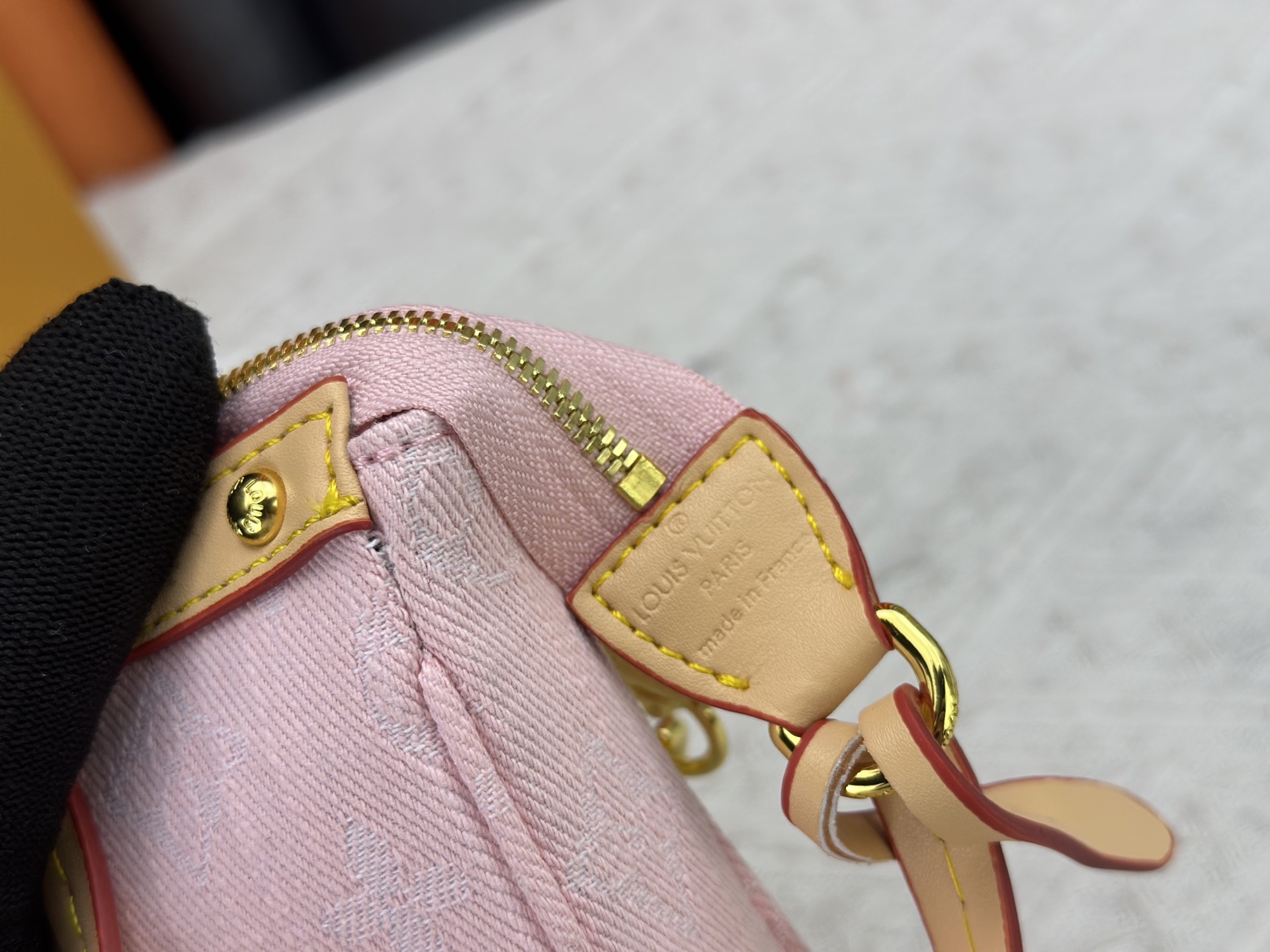 P165 M13404 丹宁牛仔本款 Pochette Accessoires 手袋取材涂层帆布，以缤纷 Monogram
图案演绎路易威登×村上隆跨界合作系列的灵动格调。牛皮革饰边和
耀目金属件点睛考究细节，可拆卸肩带和链条实现灵活背携。尺寸：22x13x4cm 