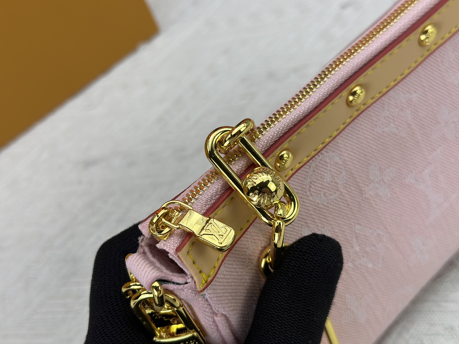 P165 M13404 丹宁牛仔本款 Pochette Accessoires 手袋取材涂层帆布，以缤纷 Monogram
图案演绎路易威登×村上隆跨界合作系列的灵动格调。牛皮革饰边和
耀目金属件点睛考究细节，可拆卸肩带和链条实现灵活背携。尺寸：22x13x4cm 