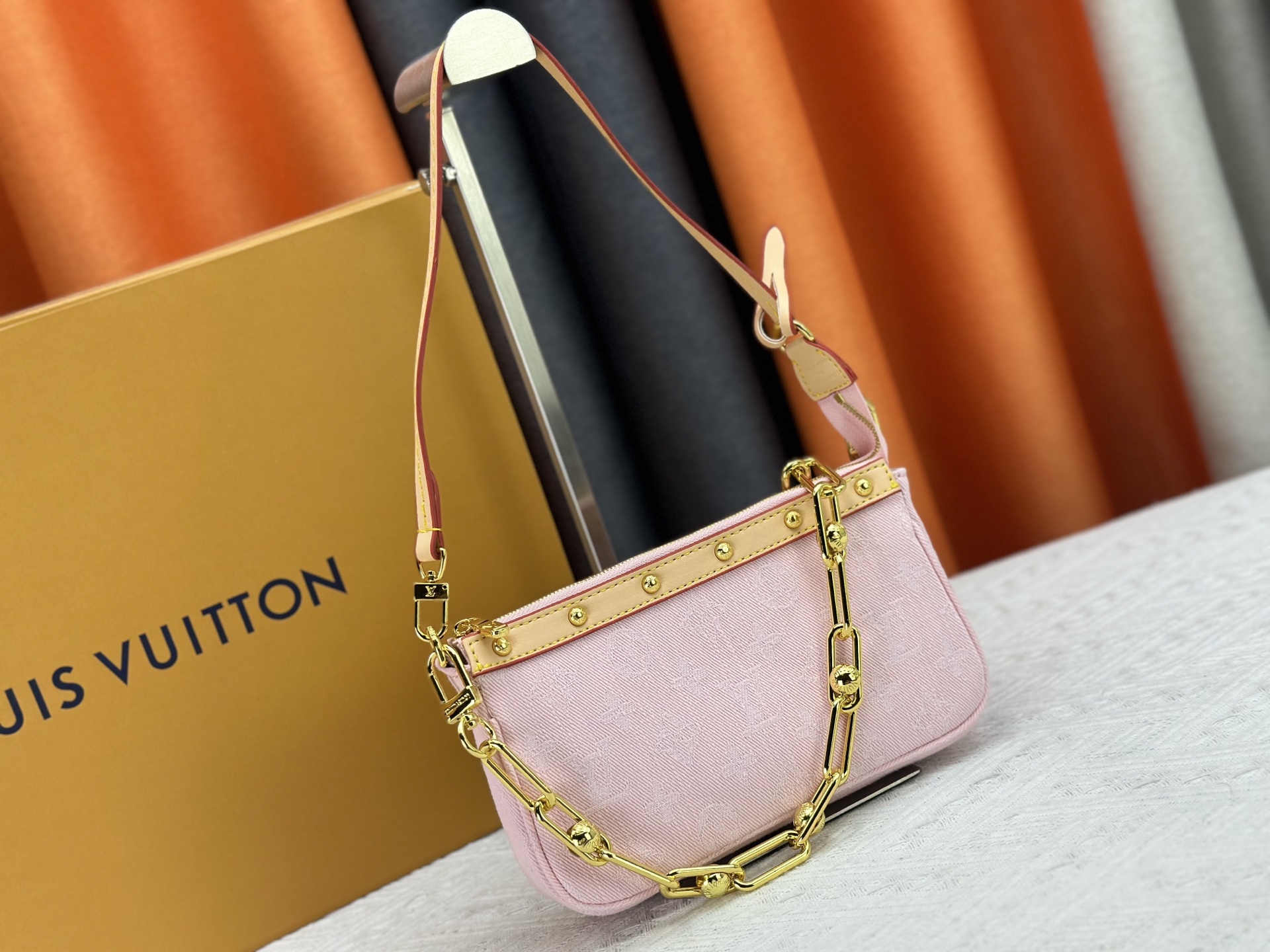 P165 M13404 丹宁牛仔本款 Pochette Accessoires 手袋取材涂层帆布，以缤纷 Monogram
图案演绎路易威登×村上隆跨界合作系列的灵动格调。牛皮革饰边和
耀目金属件点睛考究细节，可拆卸肩带和链条实现灵活背携。尺寸：22x13x4cm 
