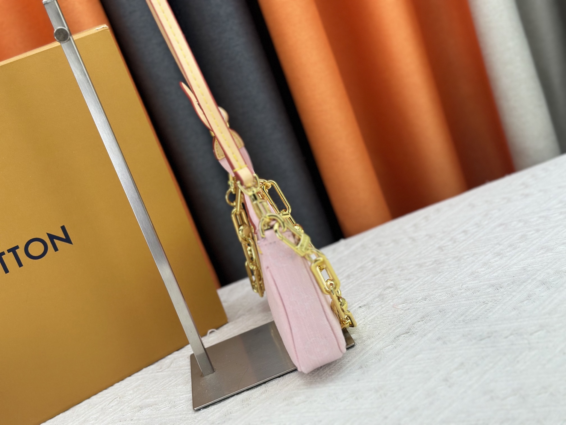P165 M13404 丹宁牛仔本款 Pochette Accessoires 手袋取材涂层帆布，以缤纷 Monogram
图案演绎路易威登×村上隆跨界合作系列的灵动格调。牛皮革饰边和
耀目金属件点睛考究细节，可拆卸肩带和链条实现灵活背携。尺寸：22x13x4cm 