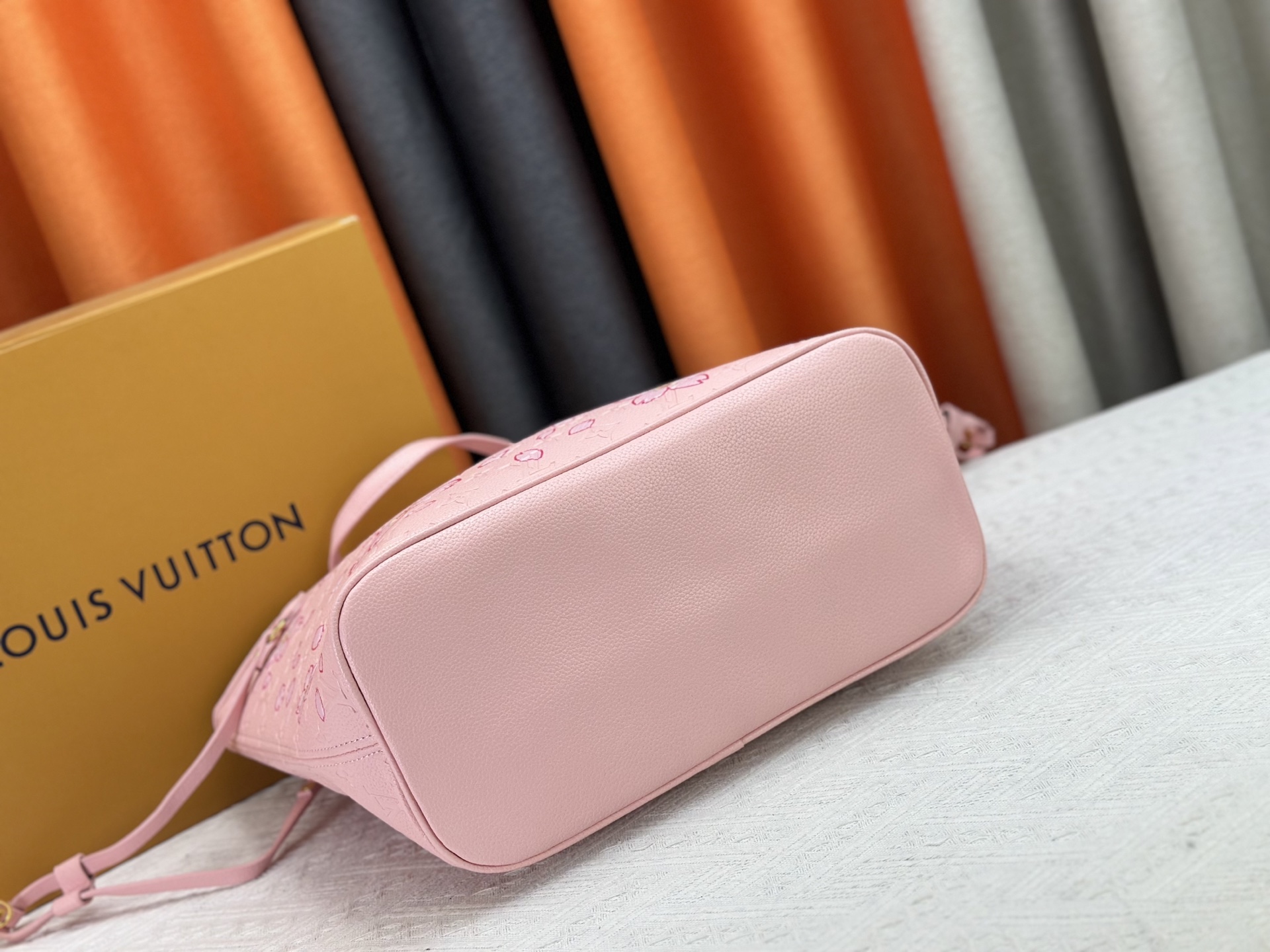 P170 M40995 M17088村上隆 粉色樱花🌸极具传奇色彩的Neverfull中号手袋： 总是能够满足您对手提包的各种需要。 容量大却不显笨重，挺括而手感柔软，居家出行皆宜。 束紧侧边系带，立刻变身为一款时尚的都市手袋。 松开系带，又变成一款别致而实用的手提包。 细长的皮革手柄既宜肩背，亦可挽拎于臂间。 此处显示的此款以 Damier Azur 帆布制成。
尺寸： 31x28x14cm
