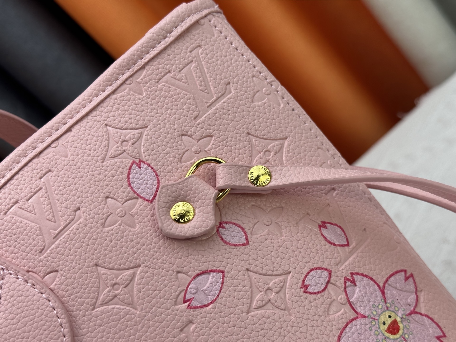 P170 M40995 M17088村上隆 粉色樱花🌸极具传奇色彩的Neverfull中号手袋： 总是能够满足您对手提包的各种需要。 容量大却不显笨重，挺括而手感柔软，居家出行皆宜。 束紧侧边系带，立刻变身为一款时尚的都市手袋。 松开系带，又变成一款别致而实用的手提包。 细长的皮革手柄既宜肩背，亦可挽拎于臂间。 此处显示的此款以 Damier Azur 帆布制成。
尺寸： 31x28x14cm