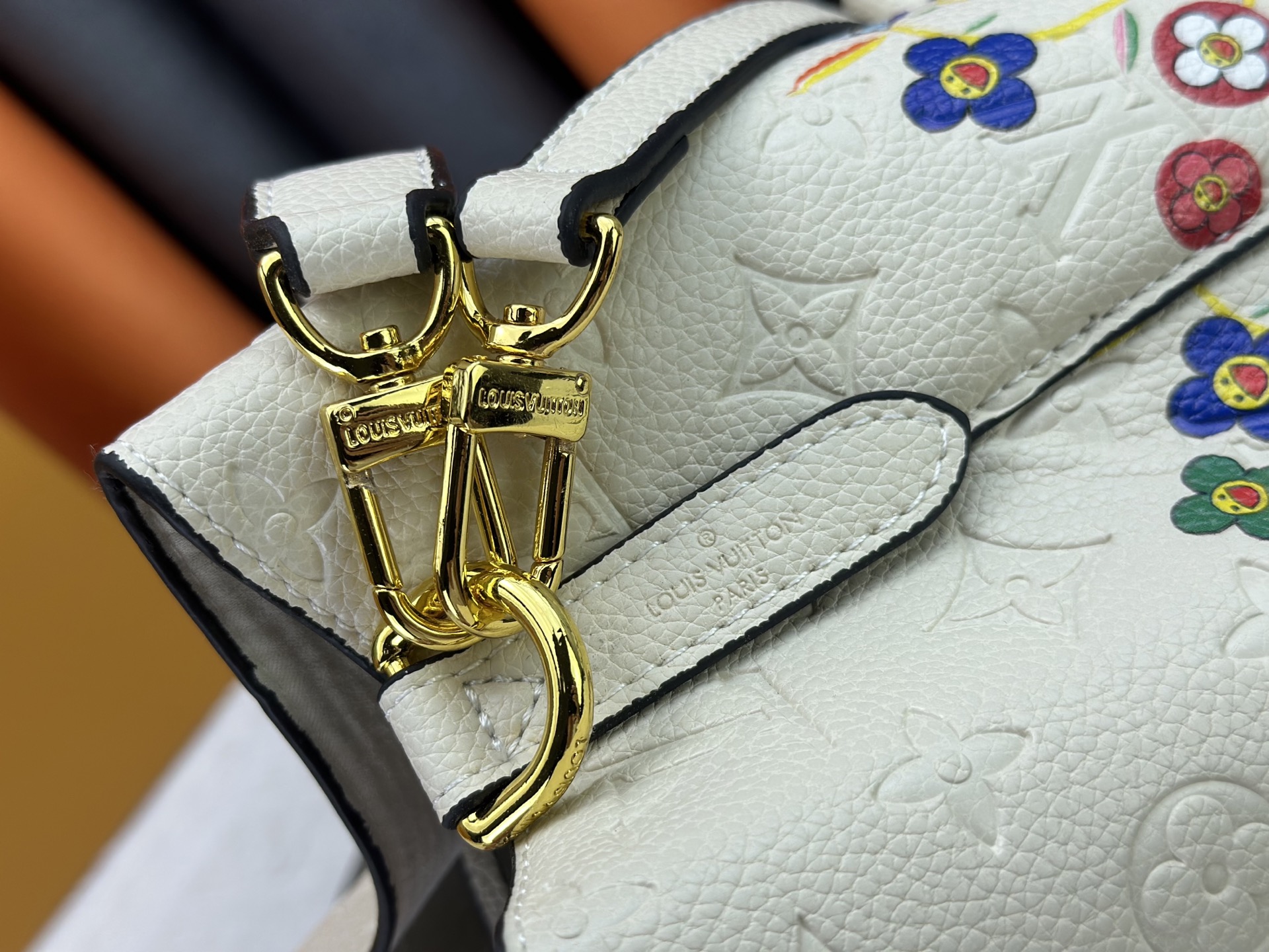 P170 M13676 M44021 本款 NeoNoe BB 水桶包出自路易威登 &times;村上隆复刻系列，以Monogram Empreinte 皮革传递清新气息与灵动格调。Monogram 压纹表面浮现村上隆笔下标志性的 Cherry Blossom 图案，相同花卉元素化作滑扣束紧抽绳。尺寸：20x20x13cm 