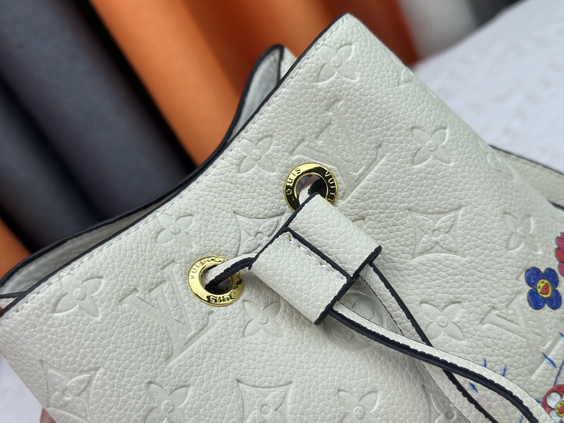 P170 M13676 M44021 本款 NeoNoe BB 水桶包出自路易威登 &times;村上隆复刻系列，以Monogram Empreinte 皮革传递清新气息与灵动格调。Monogram 压纹表面浮现村上隆笔下标志性的 Cherry Blossom 图案，相同花卉元素化作滑扣束紧抽绳。尺寸：20x20x13cm 