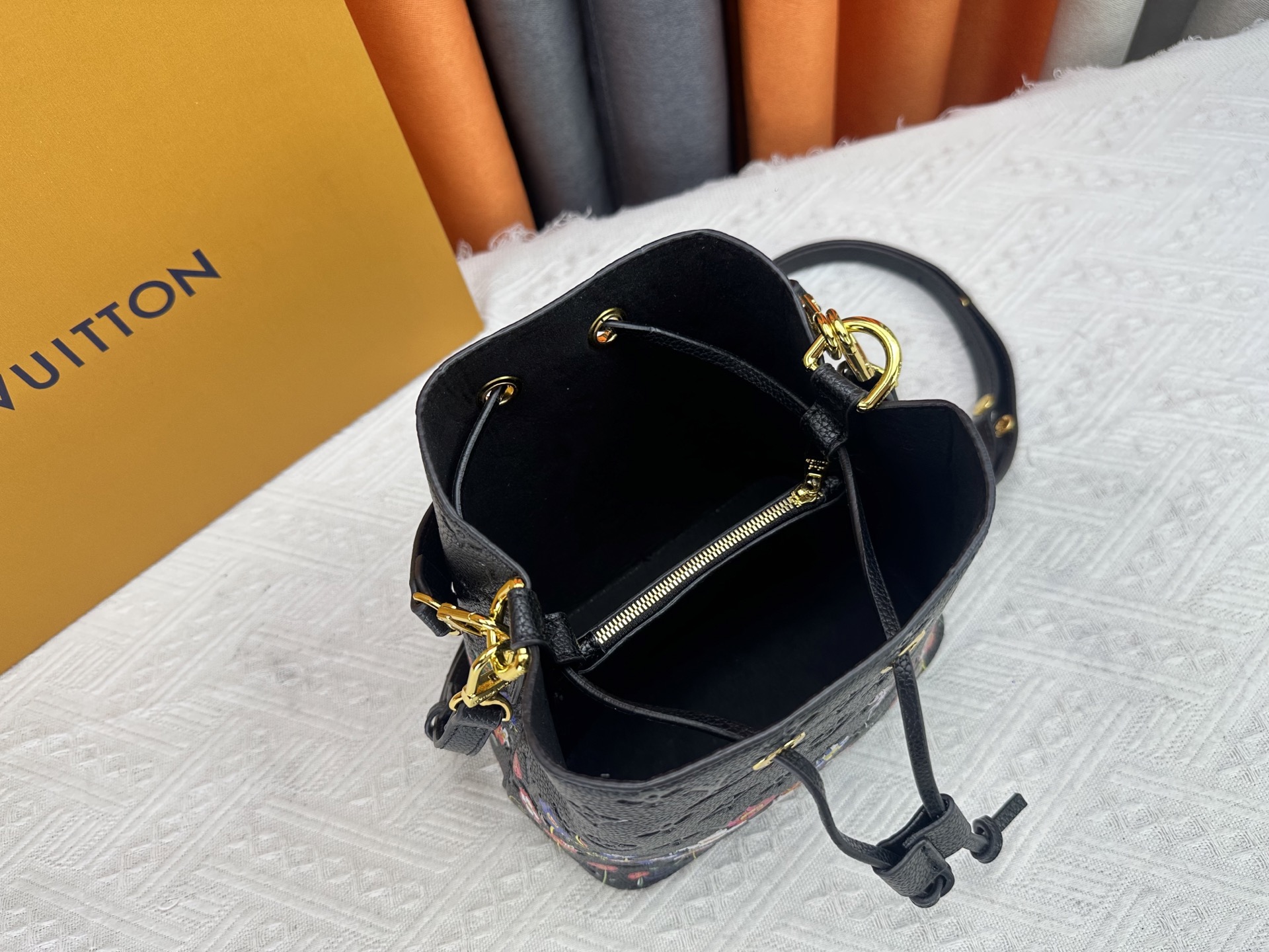 P170 M13676 M44021 本款 NeoNoe BB 水桶包出自路易威登 ×村上隆复刻系列，以Monogram Empreinte 皮革传递清新气息与灵动格调。Monogram 压纹表面浮现村上隆笔下标志性的 Cherry Blossom 图案，相同花卉元素化作滑扣束紧抽绳。尺寸：20x20x13cm 
