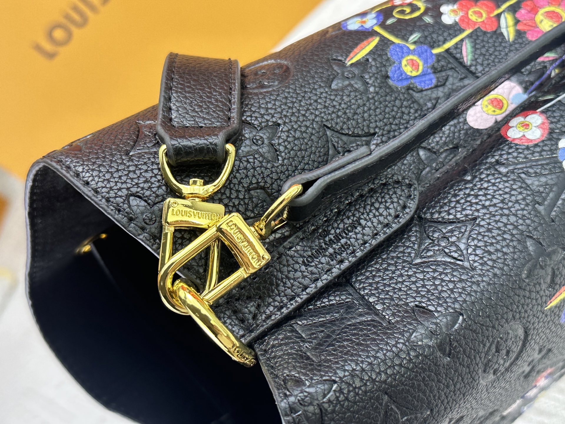 P170 M13676 M44021 本款 NeoNoe BB 水桶包出自路易威登 ×村上隆复刻系列，以Monogram Empreinte 皮革传递清新气息与灵动格调。Monogram 压纹表面浮现村上隆笔下标志性的 Cherry Blossom 图案，相同花卉元素化作滑扣束紧抽绳。尺寸：20x20x13cm 
