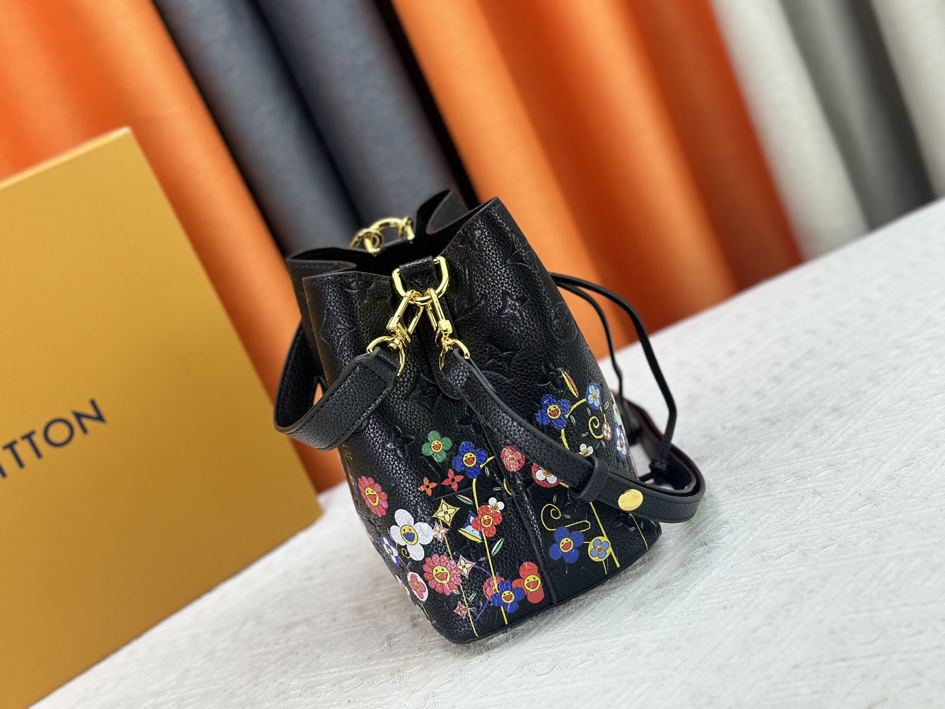 P170 M13676 M44021 本款 NeoNoe BB 水桶包出自路易威登 ×村上隆复刻系列，以Monogram Empreinte 皮革传递清新气息与灵动格调。Monogram 压纹表面浮现村上隆笔下标志性的 Cherry Blossom 图案，相同花卉元素化作滑扣束紧抽绳。尺寸：20x20x13cm 