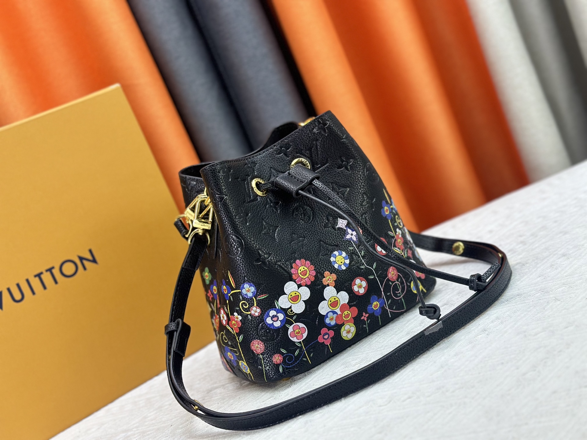 P170 M13676 M44021 本款 NeoNoe BB 水桶包出自路易威登 ×村上隆复刻系列，以Monogram Empreinte 皮革传递清新气息与灵动格调。Monogram 压纹表面浮现村上隆笔下标志性的 Cherry Blossom 图案，相同花卉元素化作滑扣束紧抽绳。尺寸：20x20x13cm 