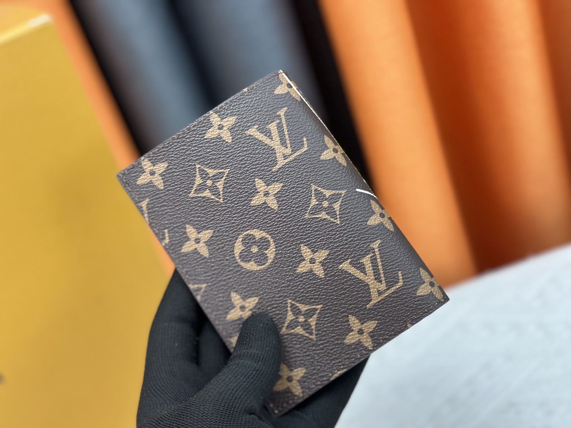 P180 M64502士兵護照夹 - 高級感溢れる粒纹小牛皮製の旅行必需品