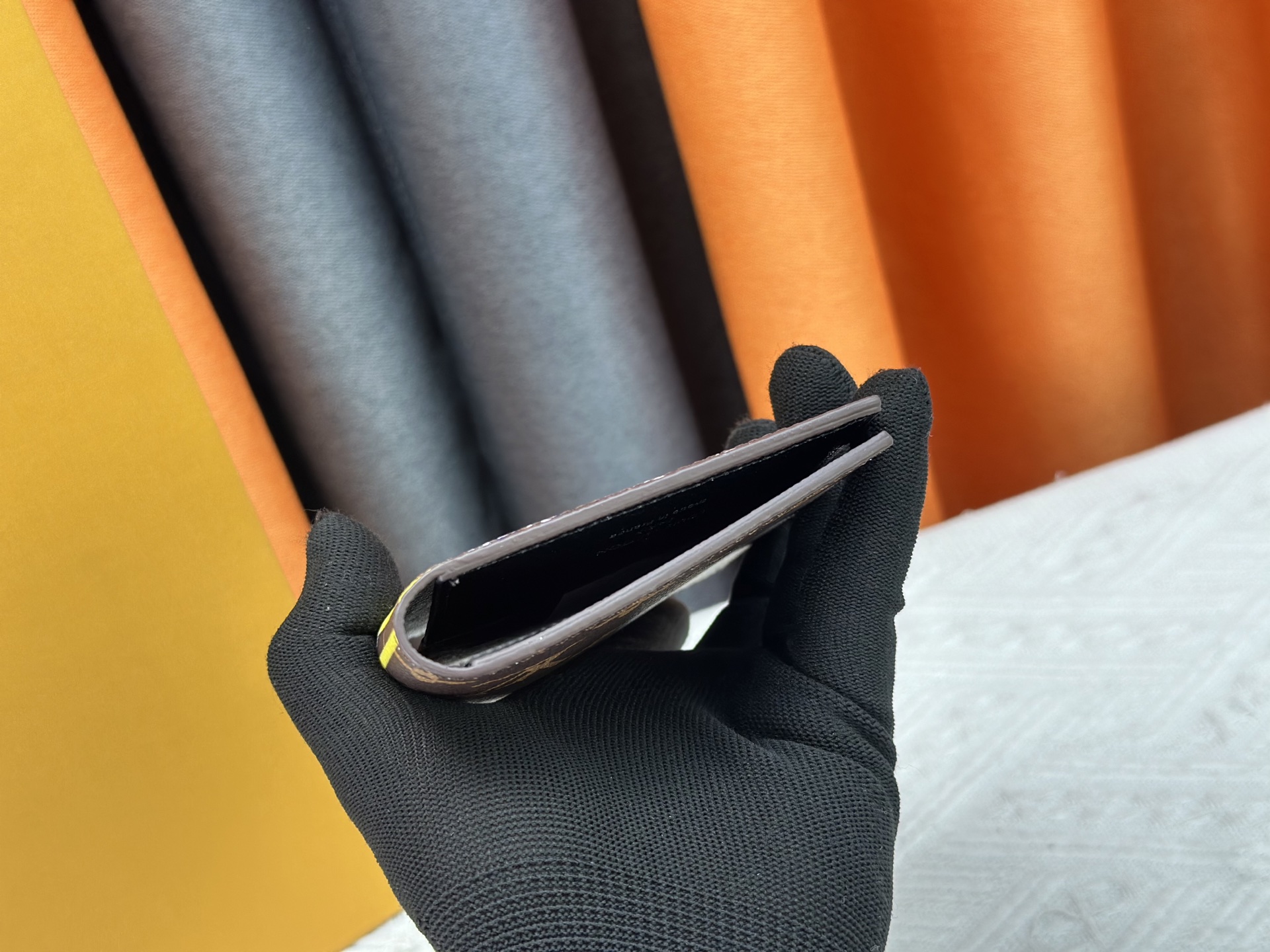 P180 M64502士兵護照夹 - 高級感溢れる粒纹小牛皮製の旅行必需品