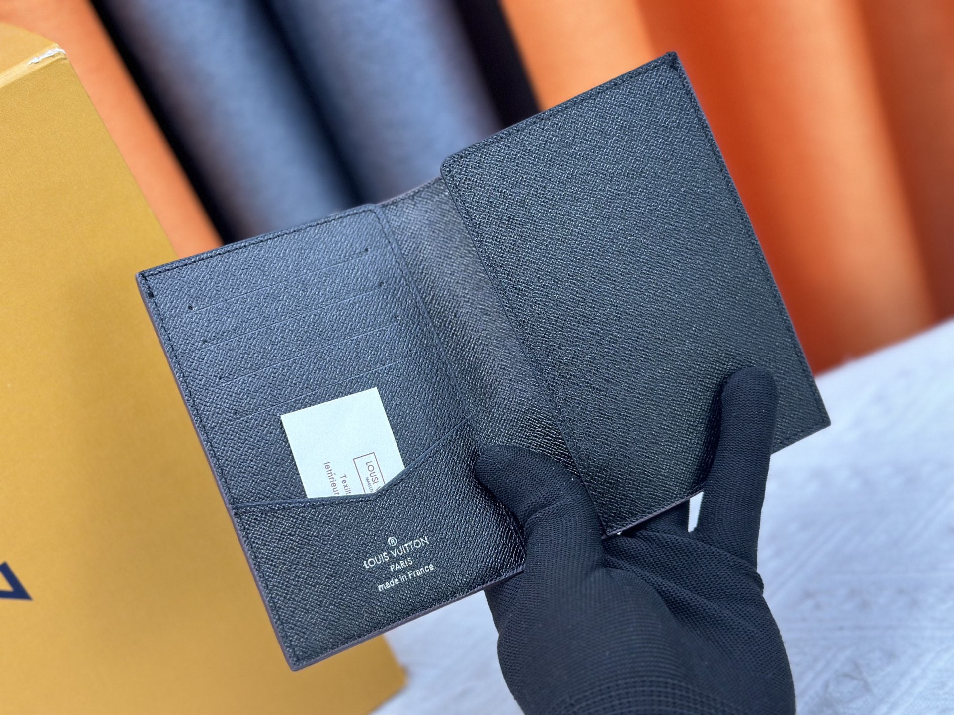 P180 M64502士兵護照夹 - 高級感溢れる粒纹小牛皮製の旅行必需品