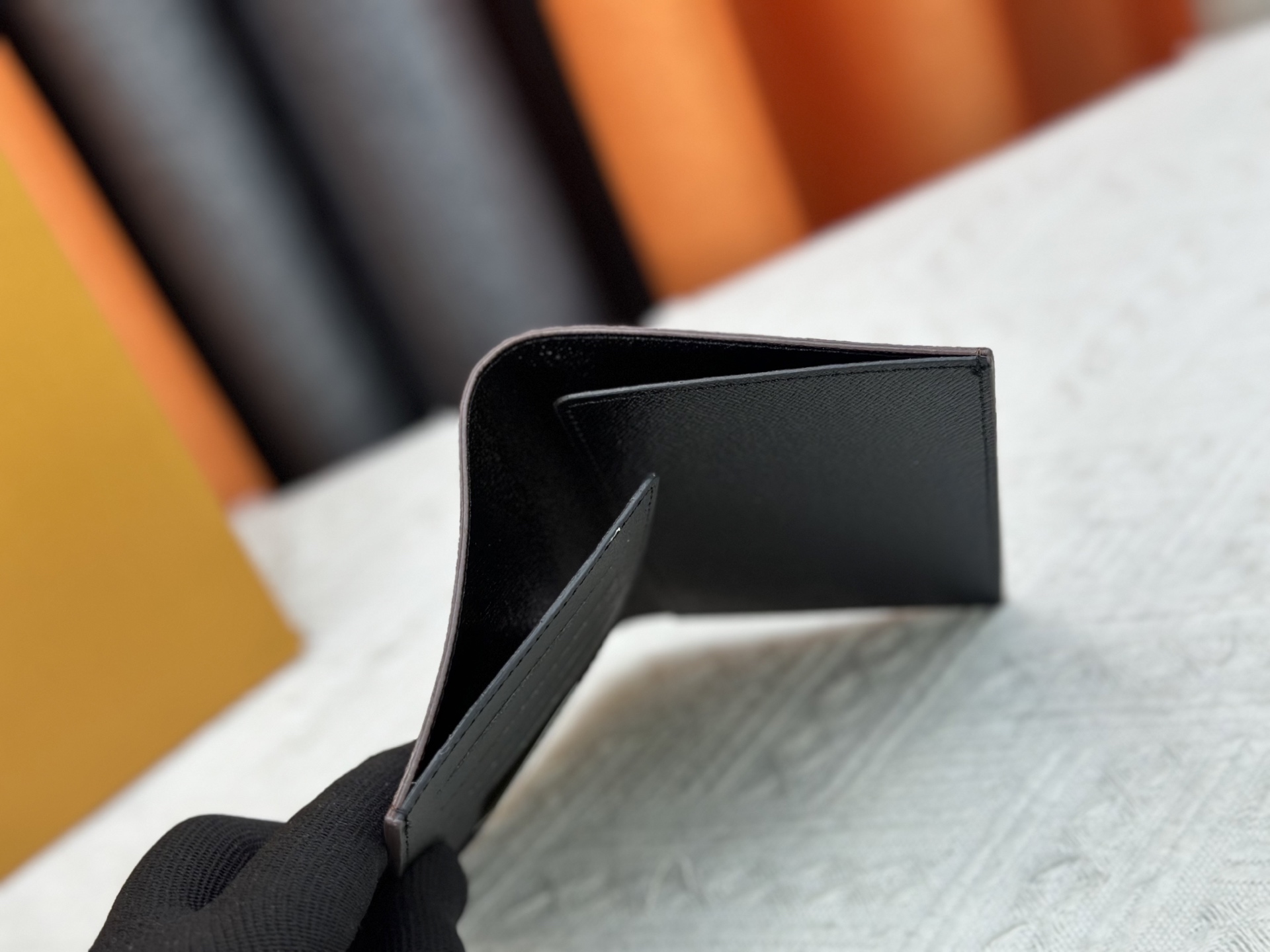 P180 M64502士兵護照夹 - 高級感溢れる粒纹小牛皮製の旅行必需品