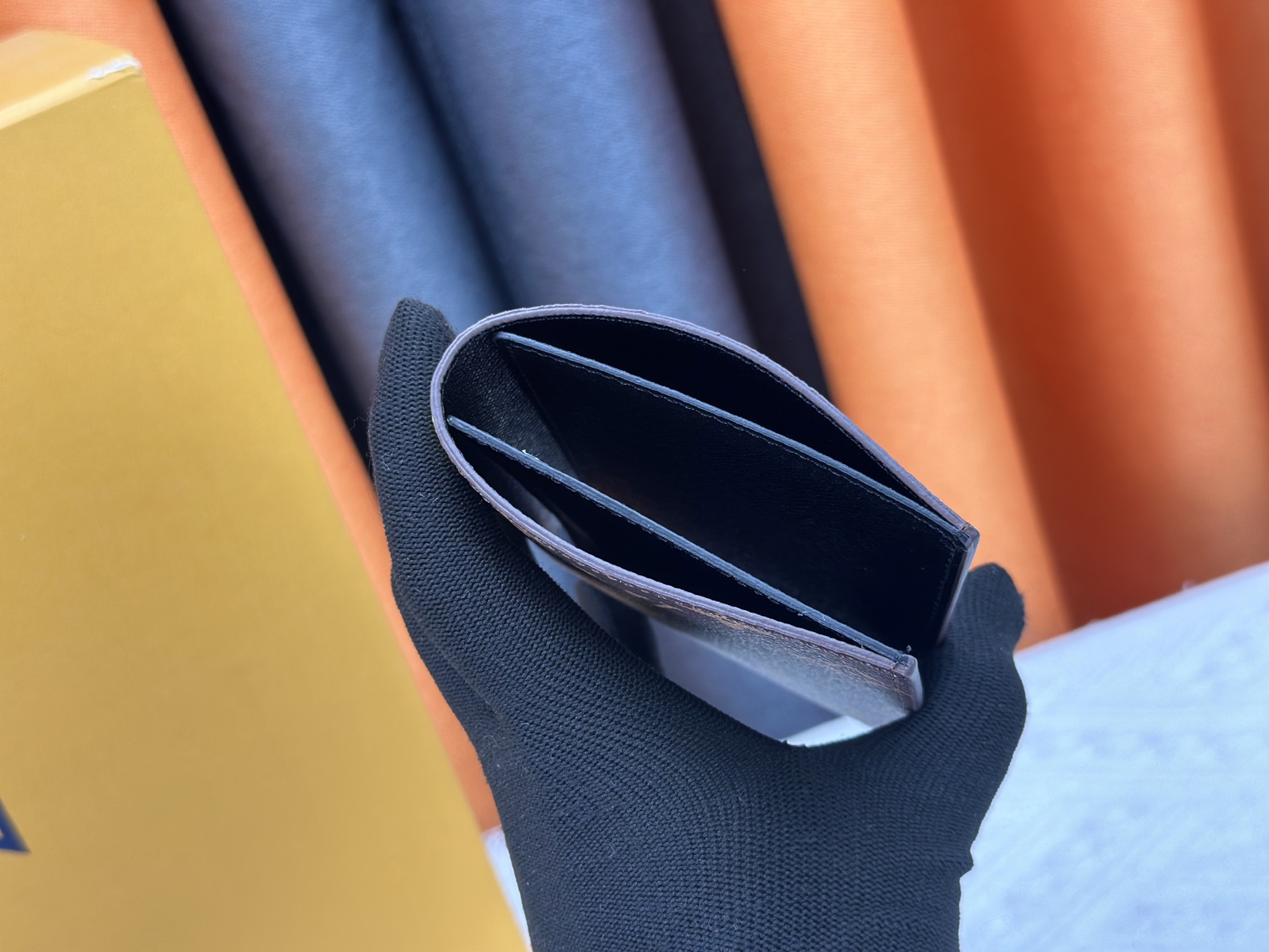 P180 M64502士兵護照夹 - 高級感溢れる粒纹小牛皮製の旅行必需品