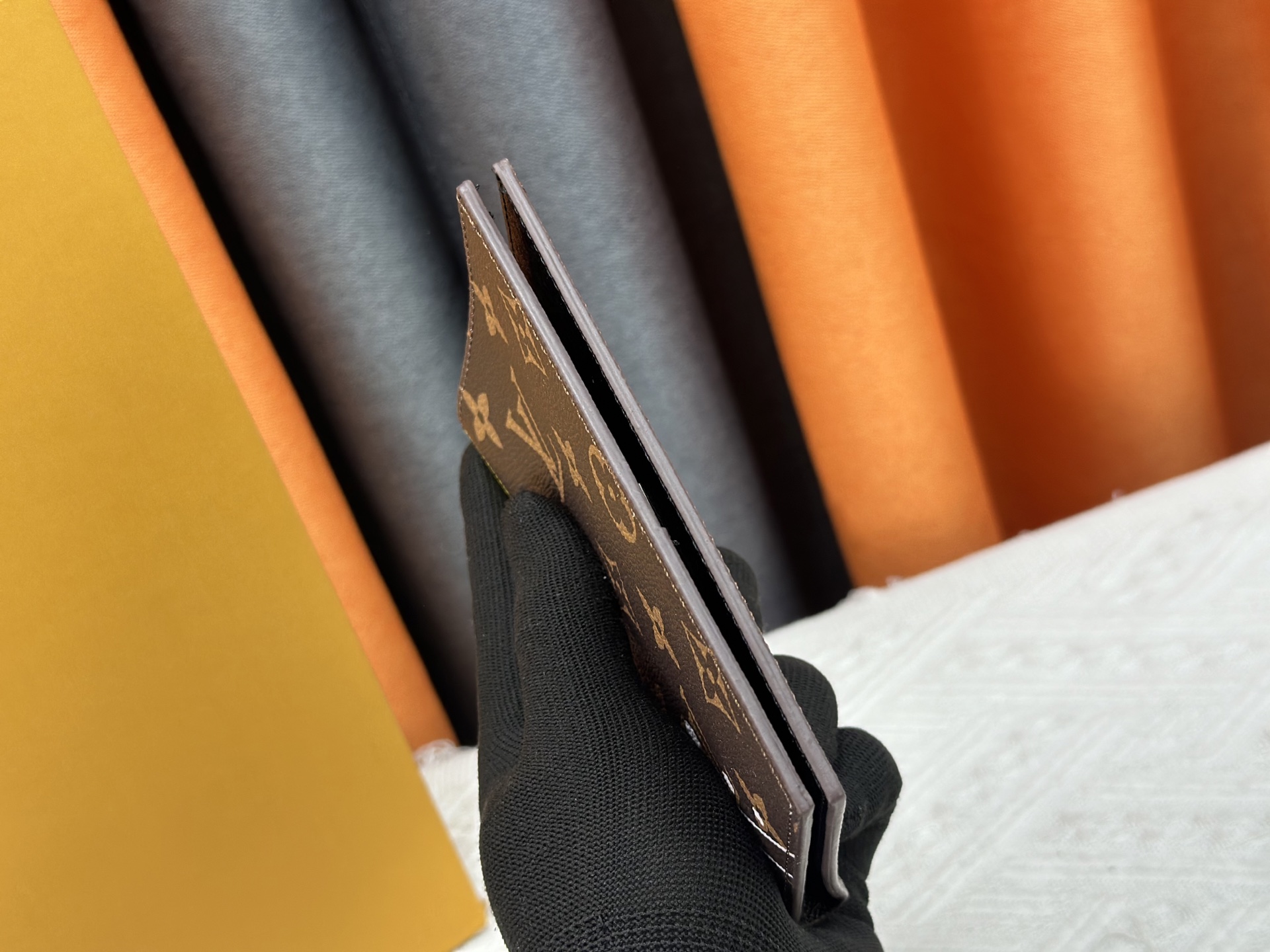 P180 M64502士兵護照夹 - 高級感溢れる粒纹小牛皮製の旅行必需品